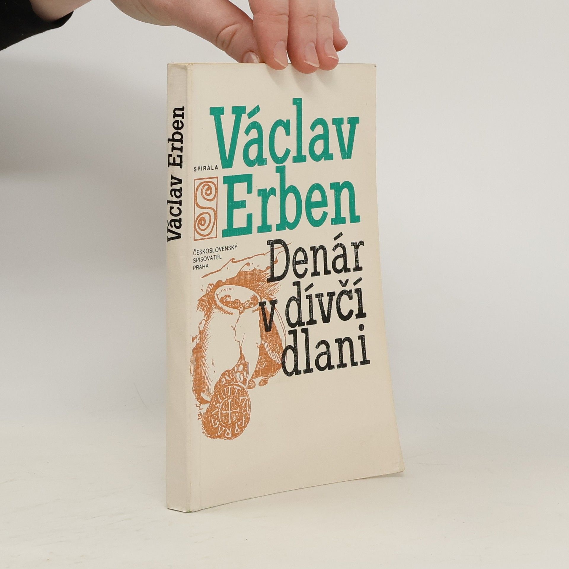 Denár v dívčí dlani