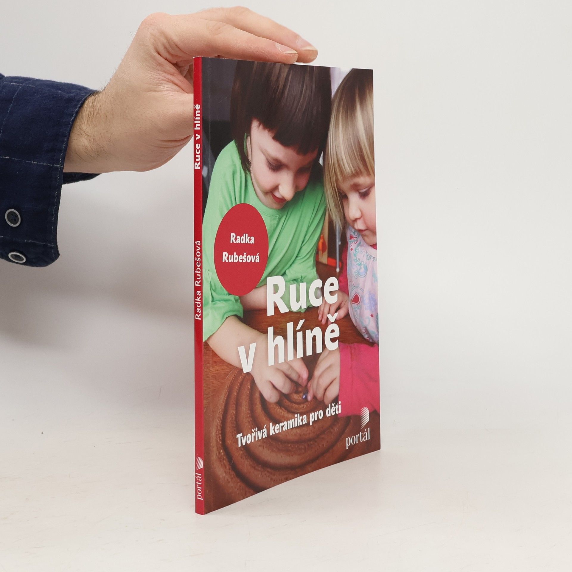 Radka Rubešová Ruce v hlíně