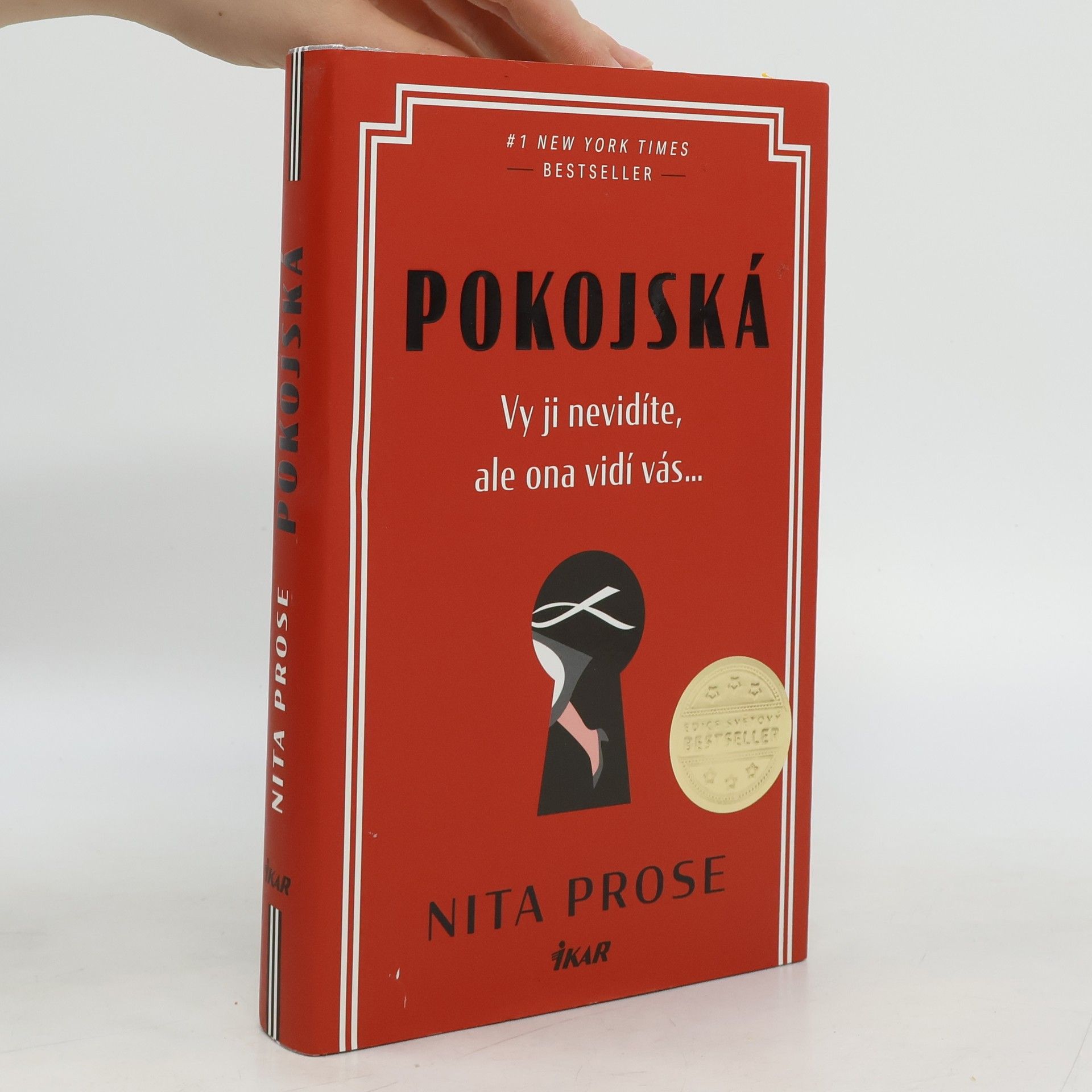 Nita Prose Pokojská: vy ji nevidíte, ale ona vidí vás...