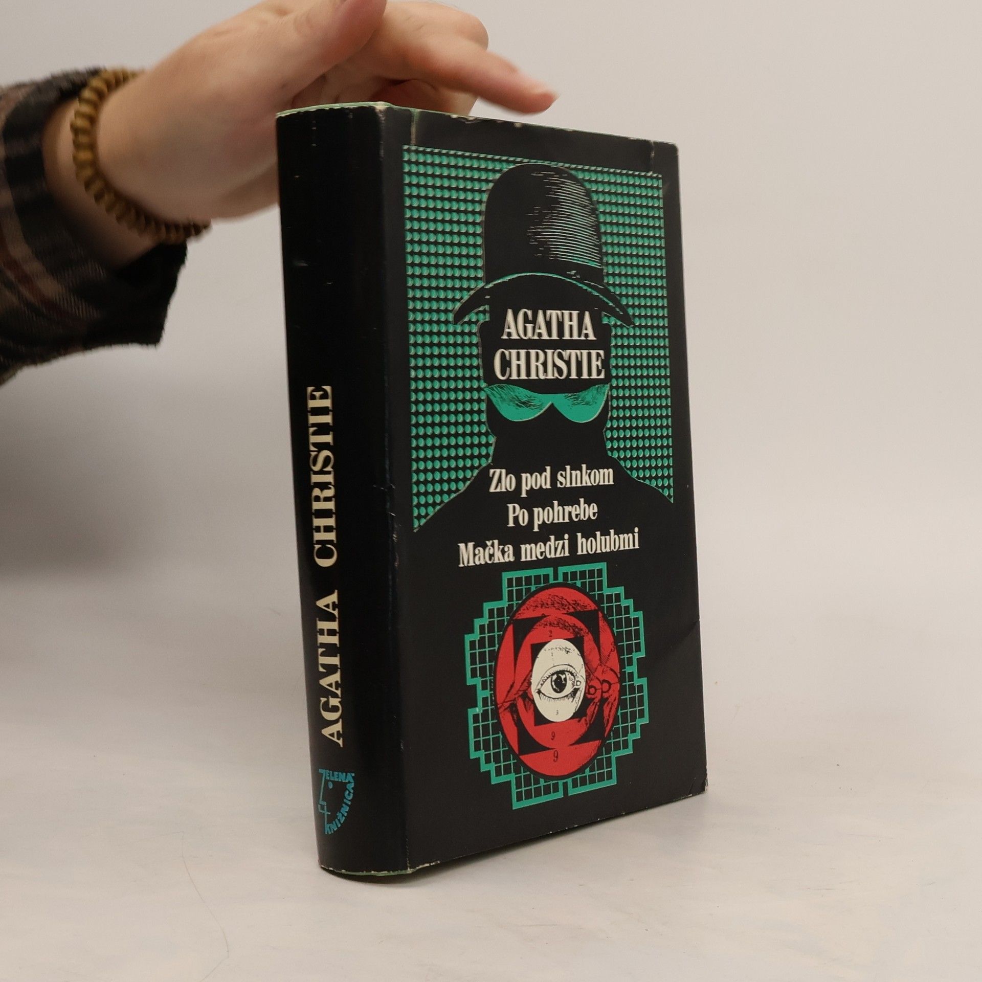 Agatha Christie Zlo pod slnkom. Po pohrebe. Mačka medzi holubmi