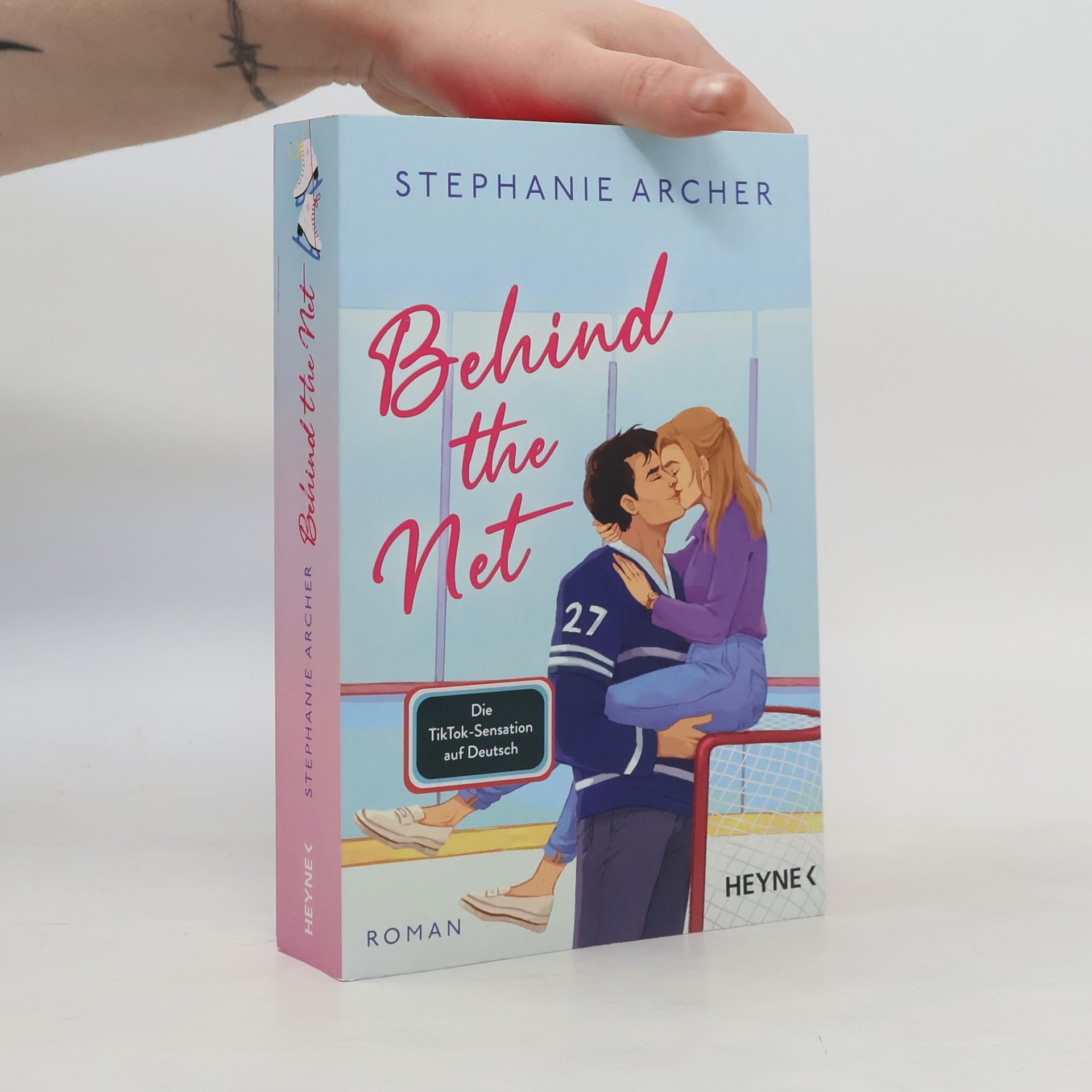 Behind the Net. Roman - Mit farbig gestaltetem Buchschnitt - nur in limitierter Erstauflage der gedruckten Ausgabe - Spicy Sportsromance für Fans von »Icebreaker«!