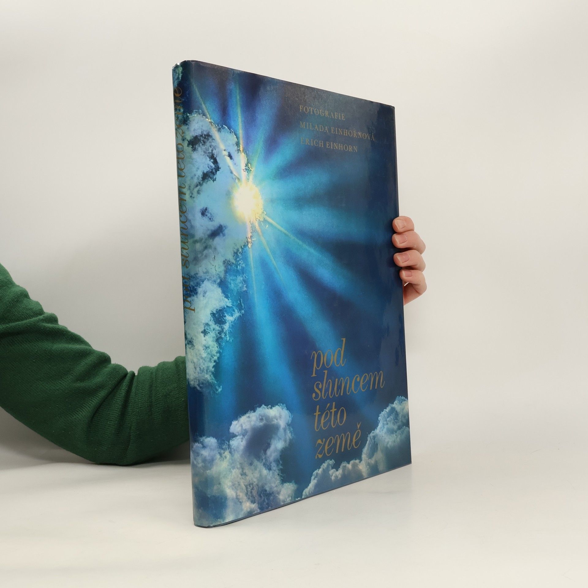 Kolektiv autorů Pod sluncem této země