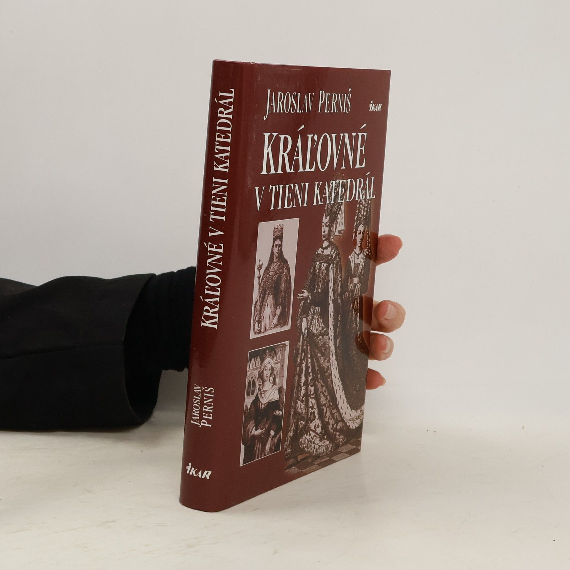Jaroslav Perniš Kráľovné v tieni katedrál