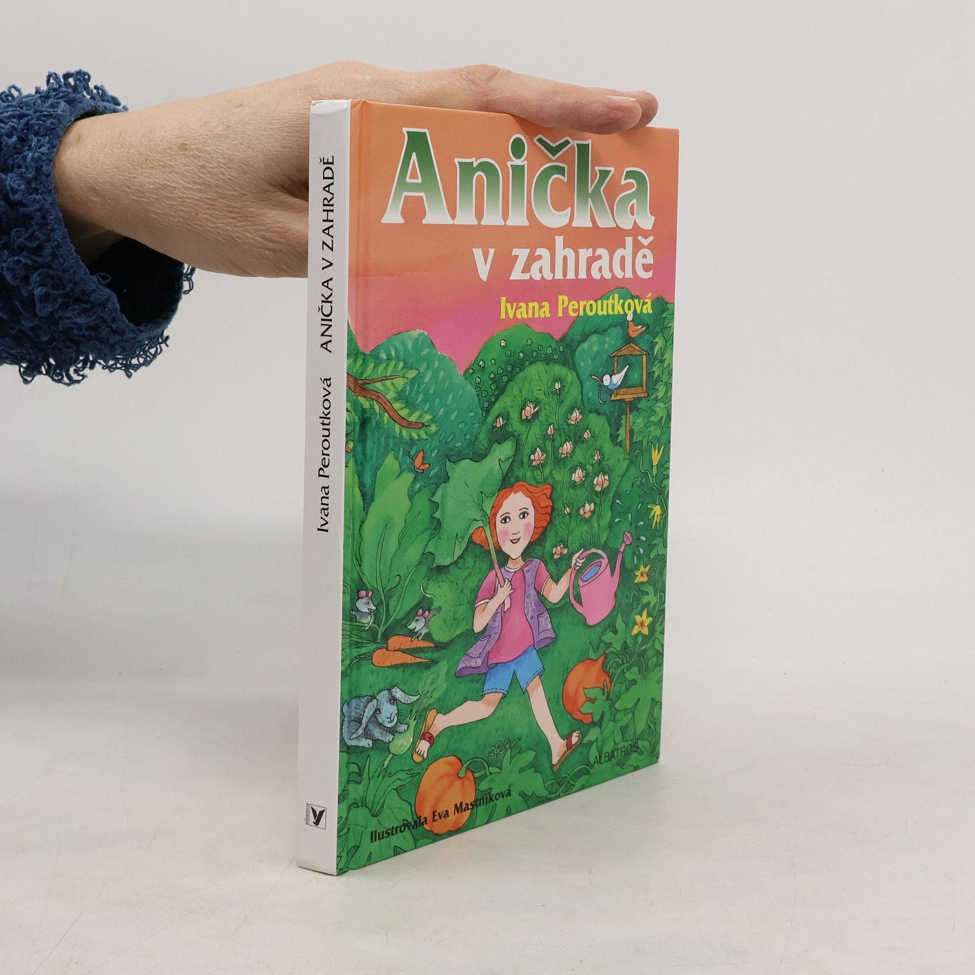 Peroutková Ivana Anička v zahradě