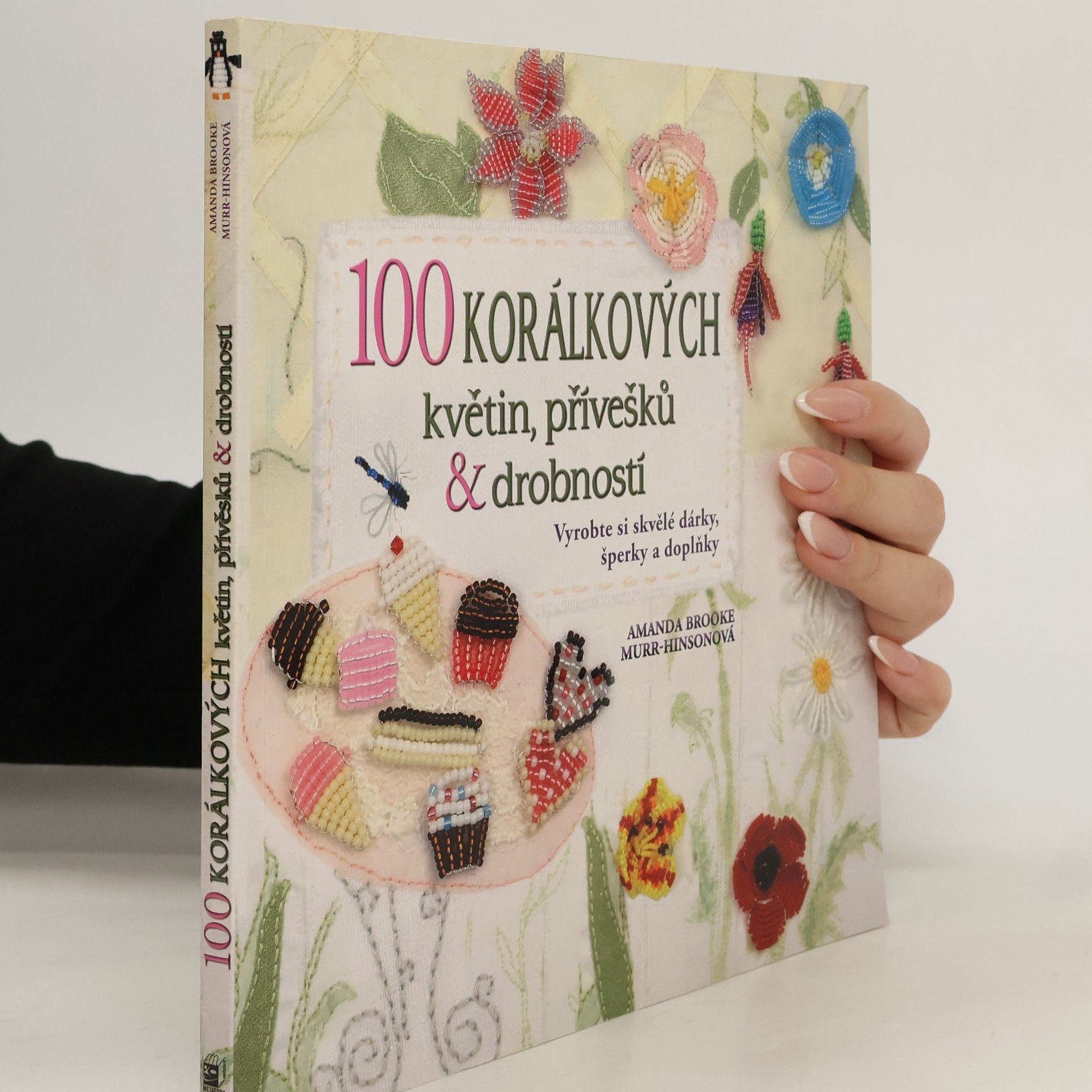 Amanda Brooke MurrHinson 100 korálkových květin, přívěsků a drobností