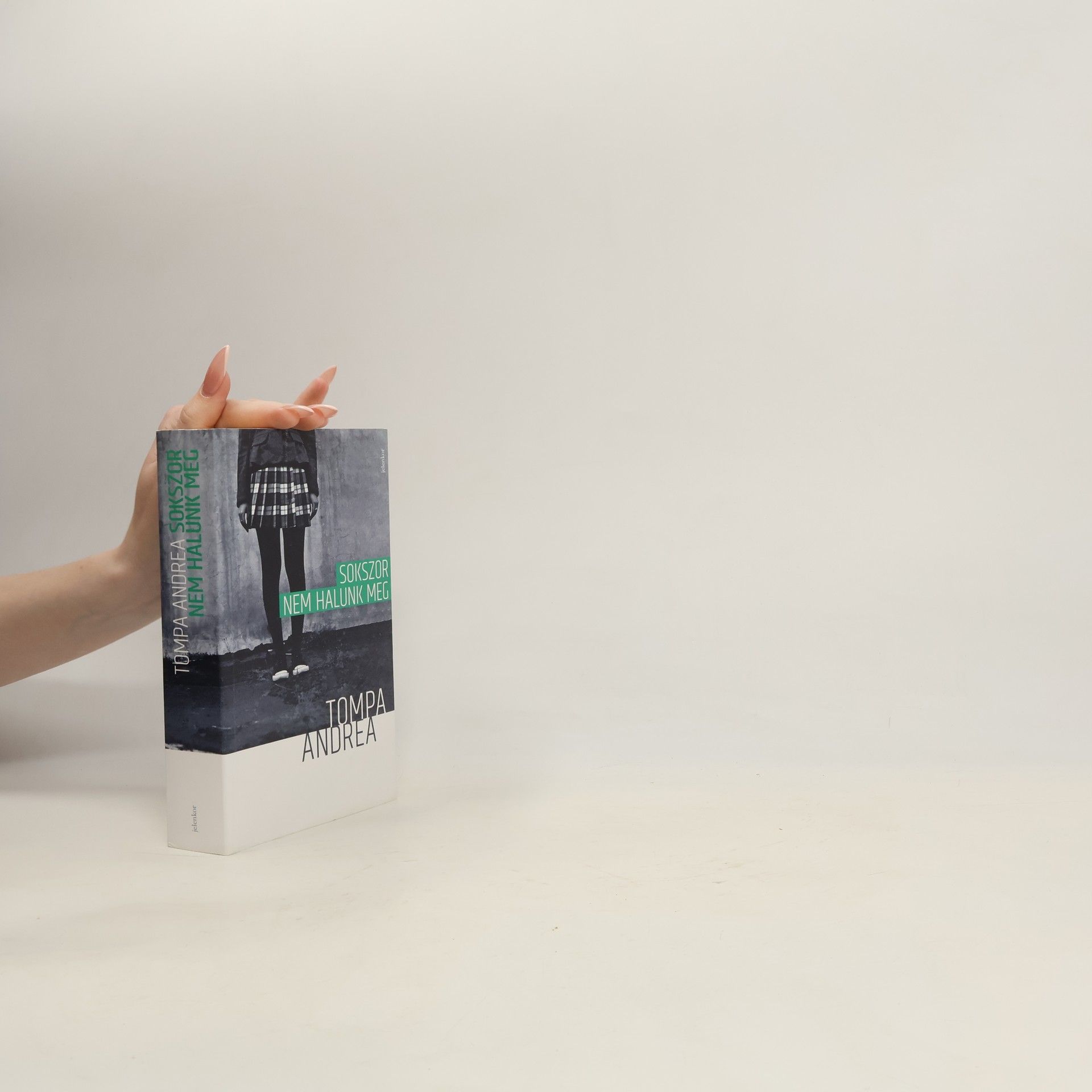 Andrea Tompa Sokszor nem halunk meg