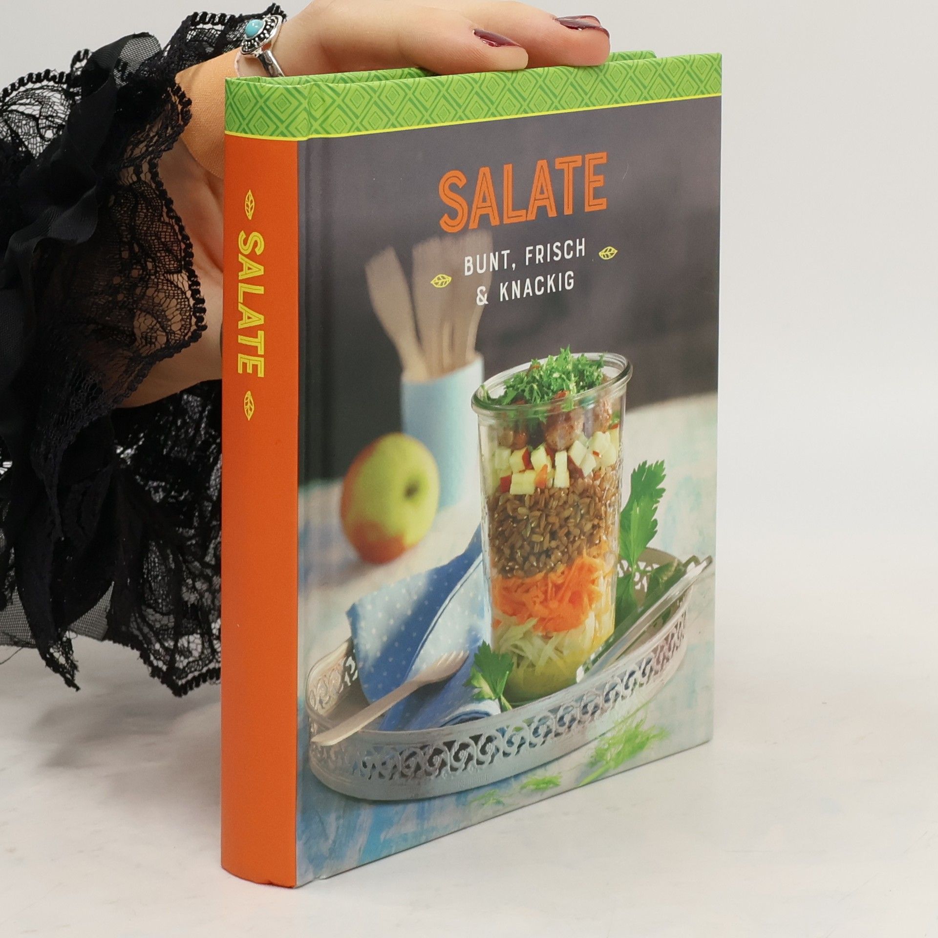 Kolektív autorov Salate. Bunt, frisch & knackig