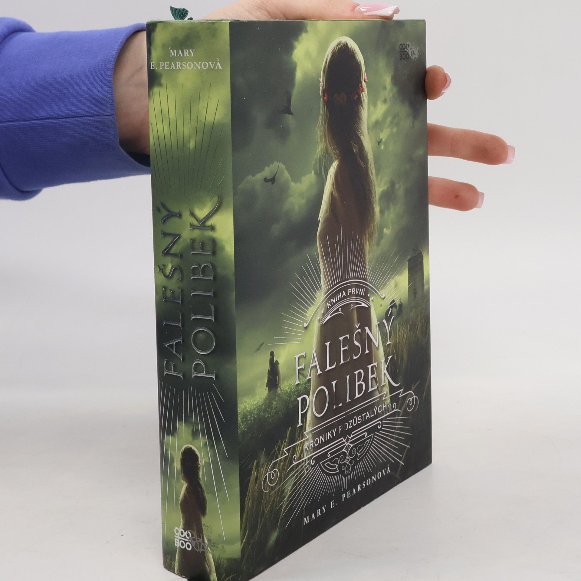 Mary E. Pearson Kroniky pozůstalých. Kniha první, Falešný polibek