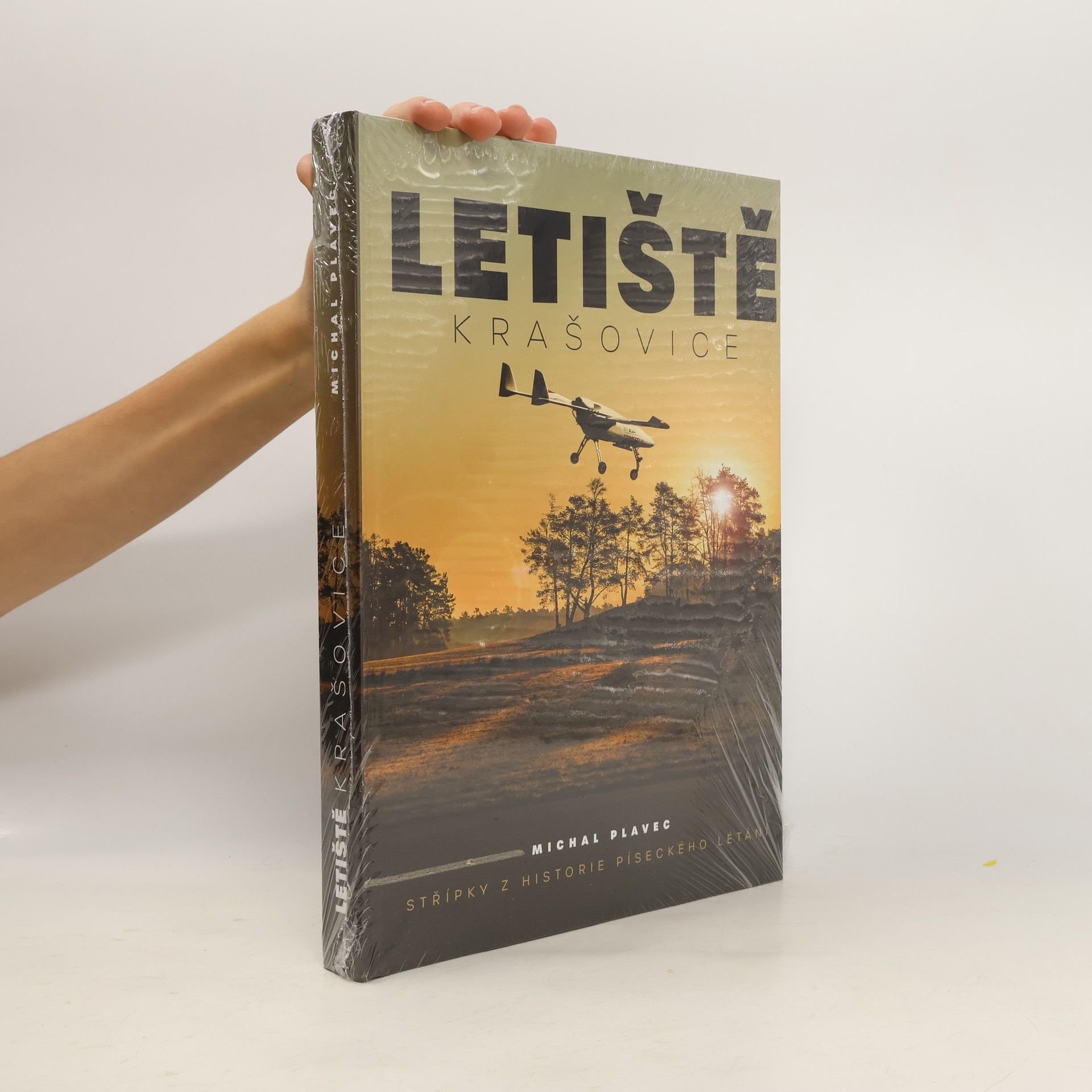 Michal Plavec Letiště Krašovice : střípky z historie píseckého létání