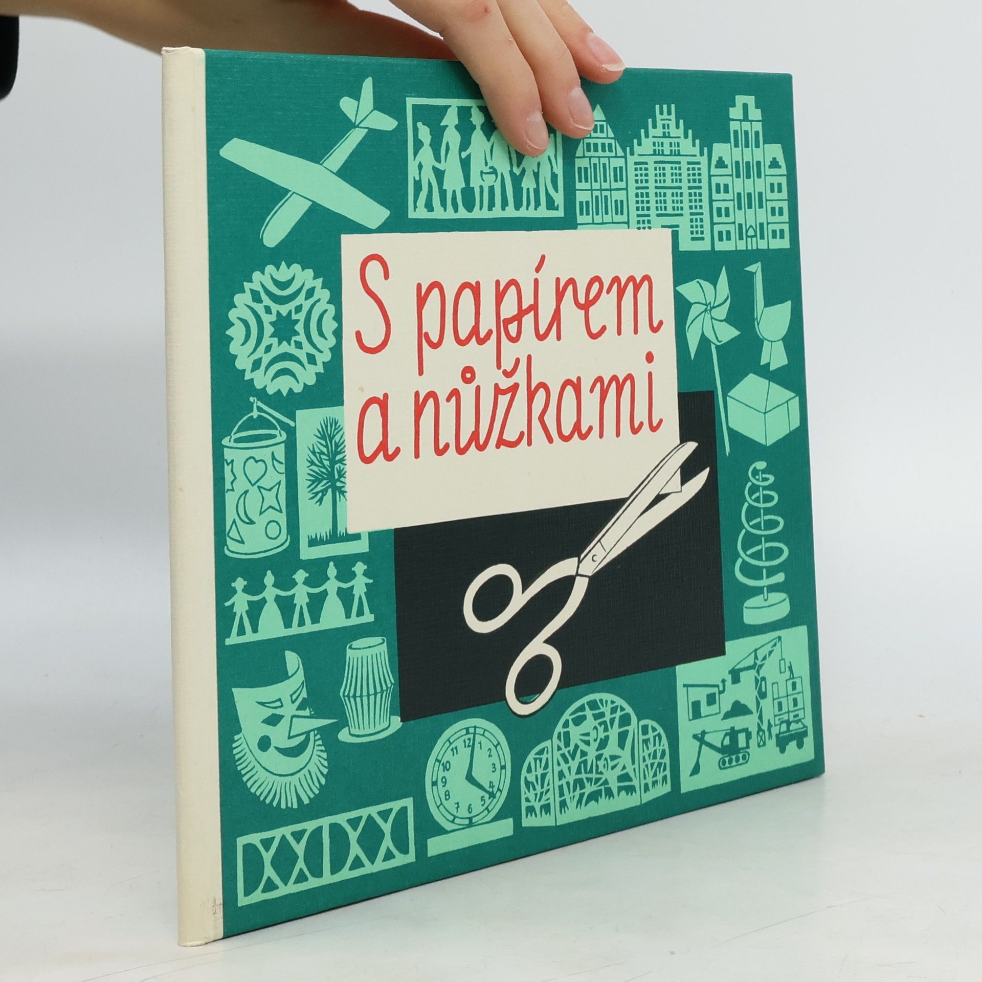 Joachim Schonherr S papírem a nůžkami