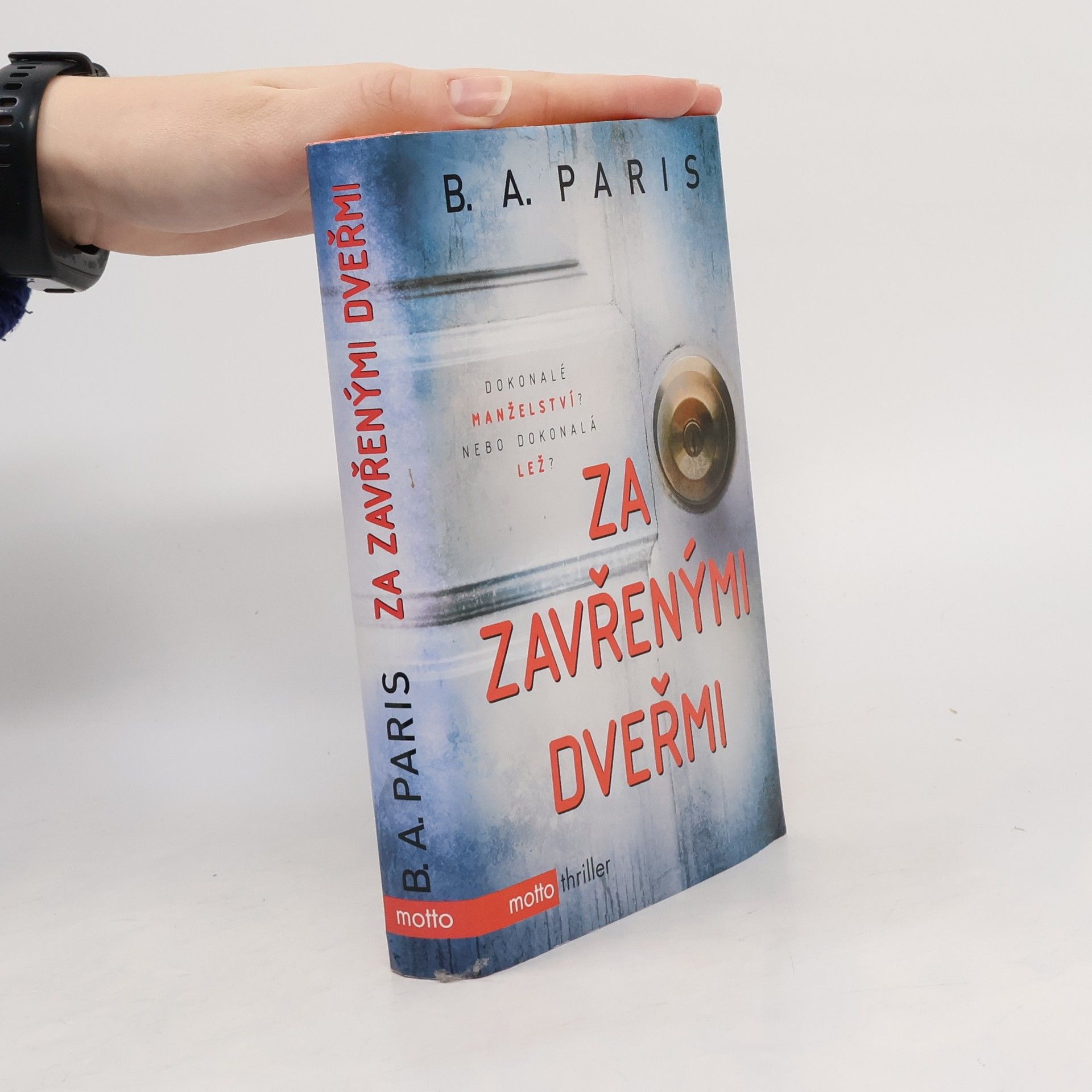 B. A. Paris Za zavřenými dveřmi