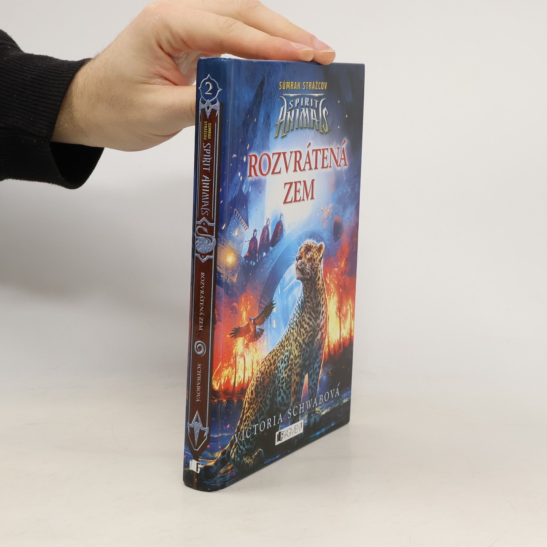 V. E. Schwab Rozvrátená zem