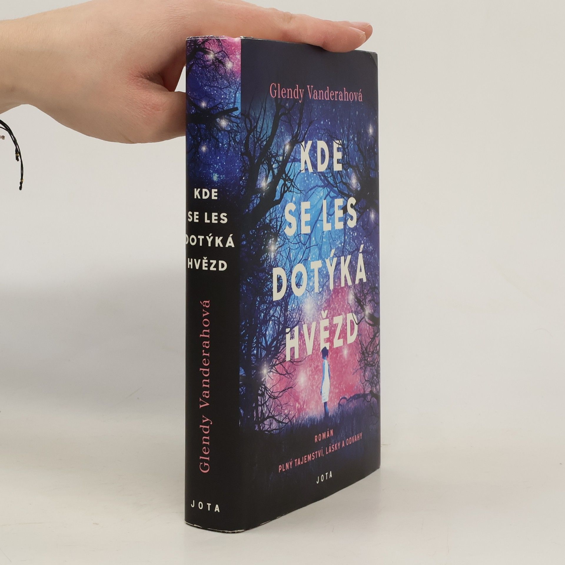 Kde se les dotýká hvězd