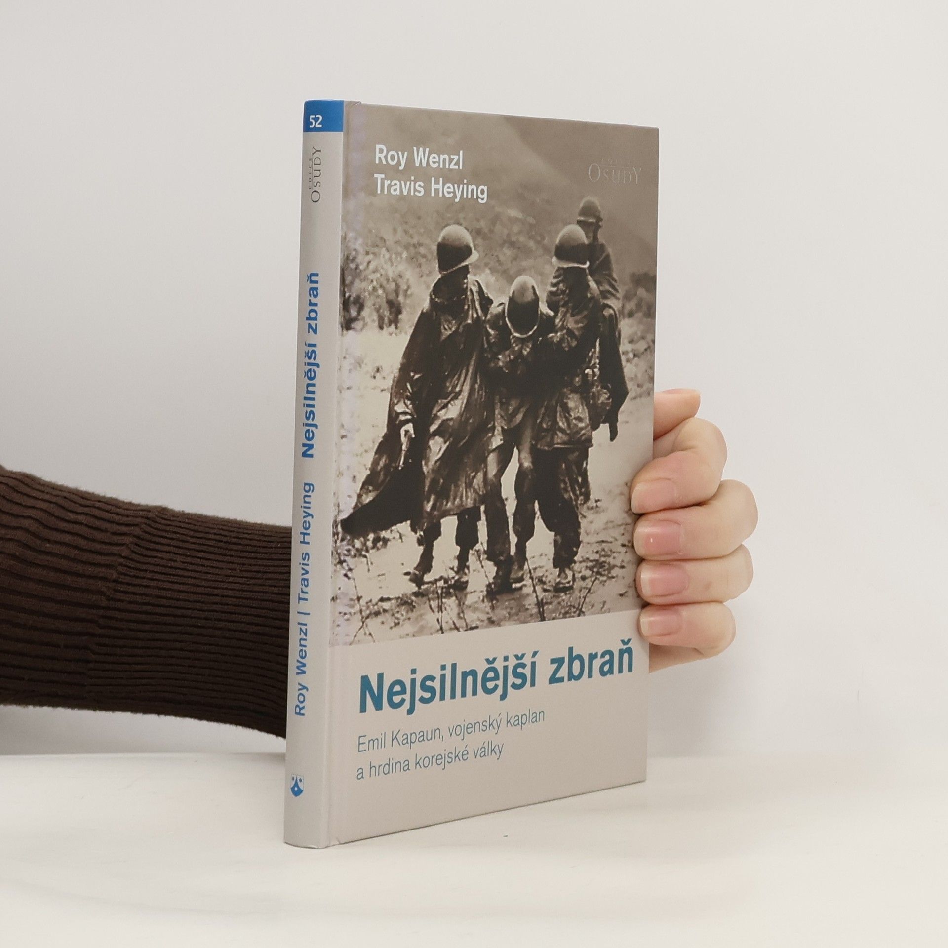 Roy Wenzl Nejsilnější zbraň. Emil Kapaun, vojenský kaplan a hrdina korejské války