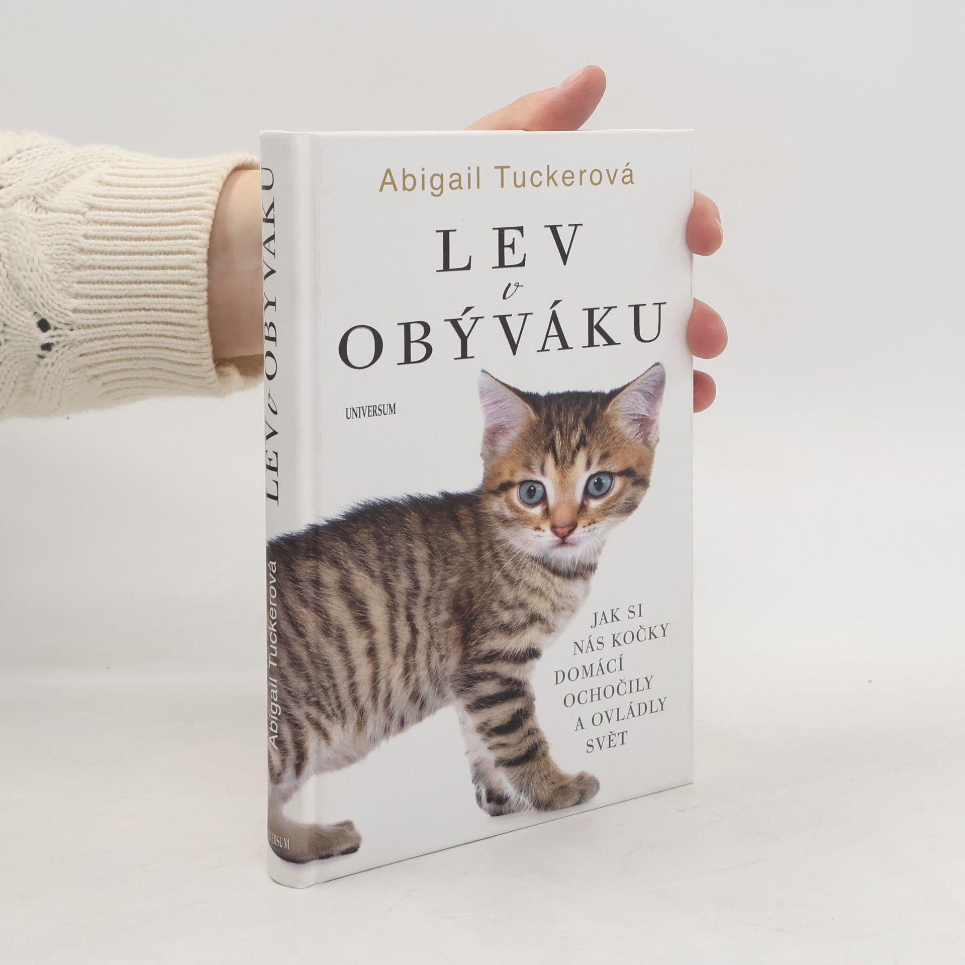 Abigail Tucker Lev v obýváku: Jak si nás kočky domácí ochočily a ovládly svět