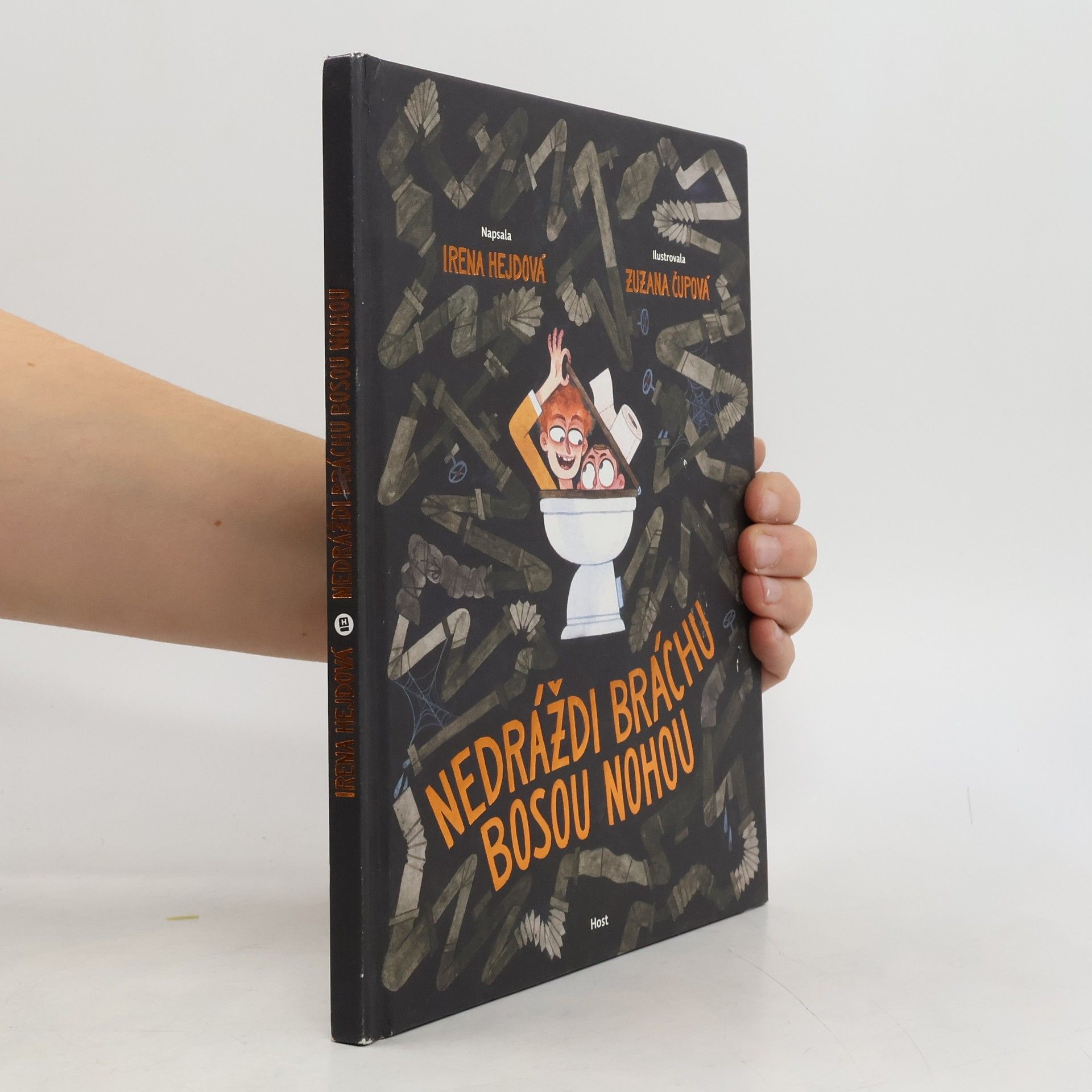 Nedráždi bráchu bosou nohou