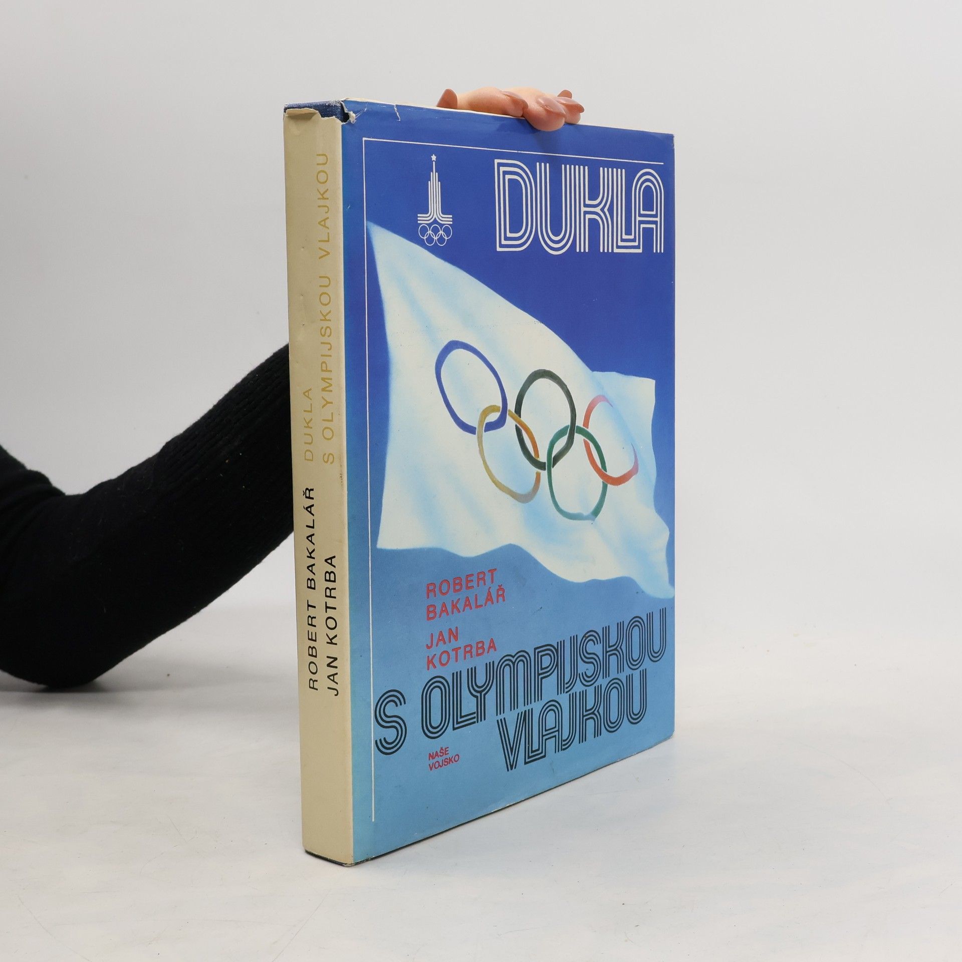 Robert Bakalář Dukla s olympijskou vlajkou