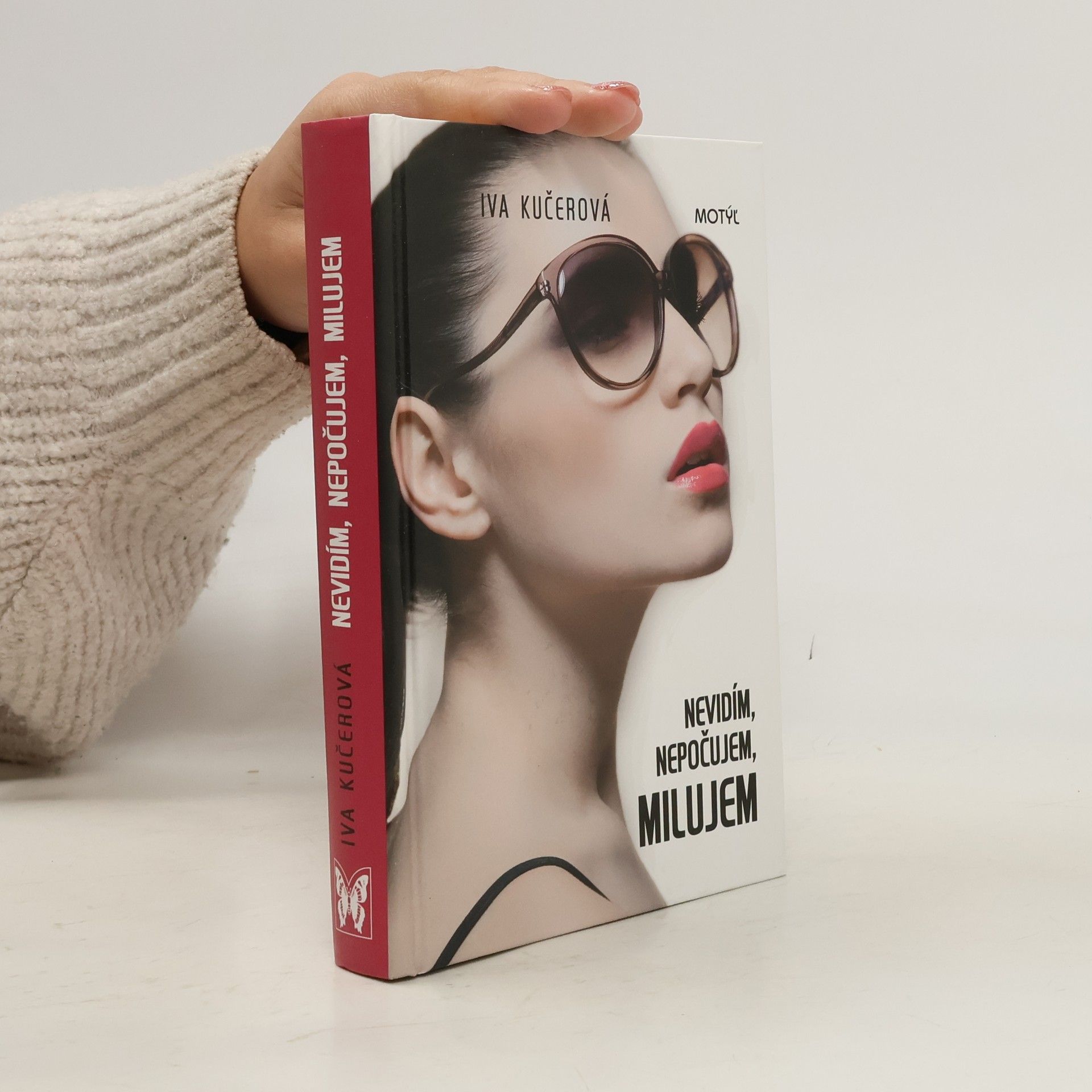Iva Kučerová Nevidím, nepočujem, milujem