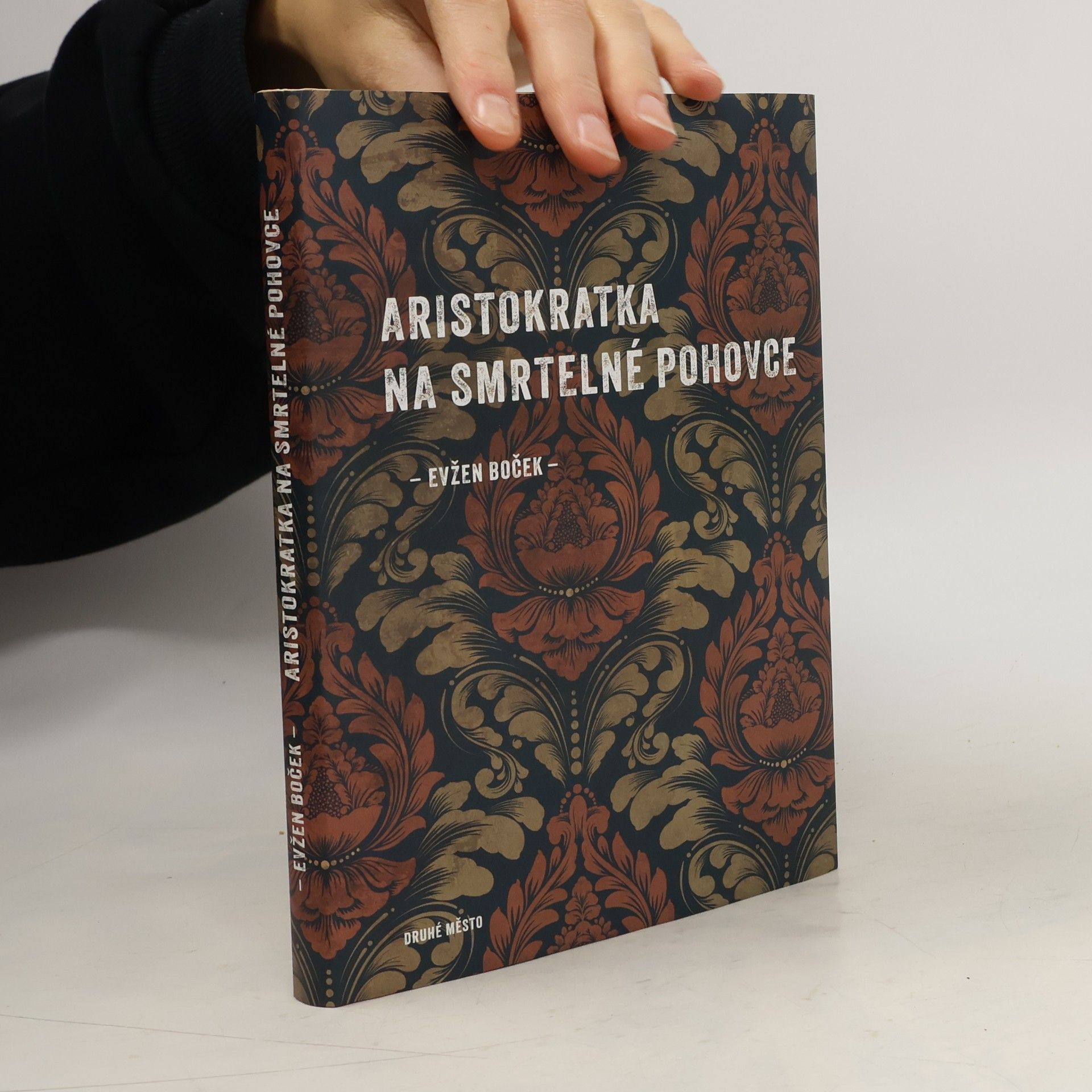 Aristokratka na smrtelné pohovce