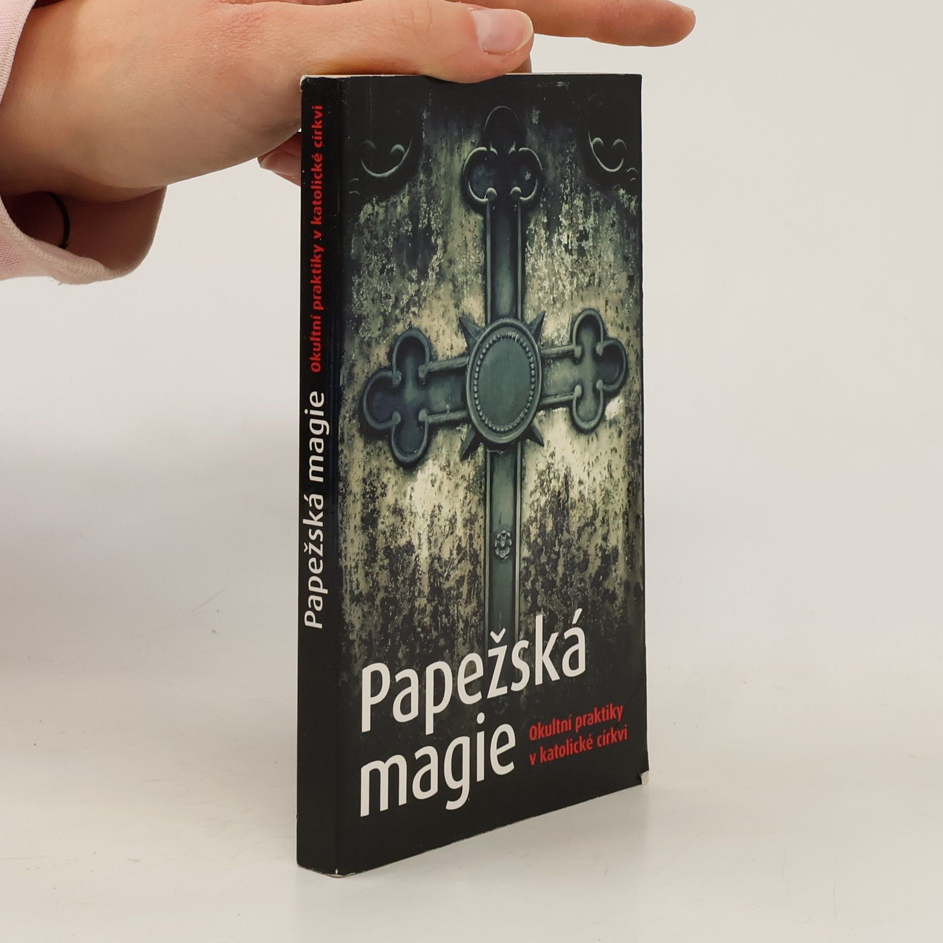 Simon Papežská magie. Okultní praktiky v katolické církvi.