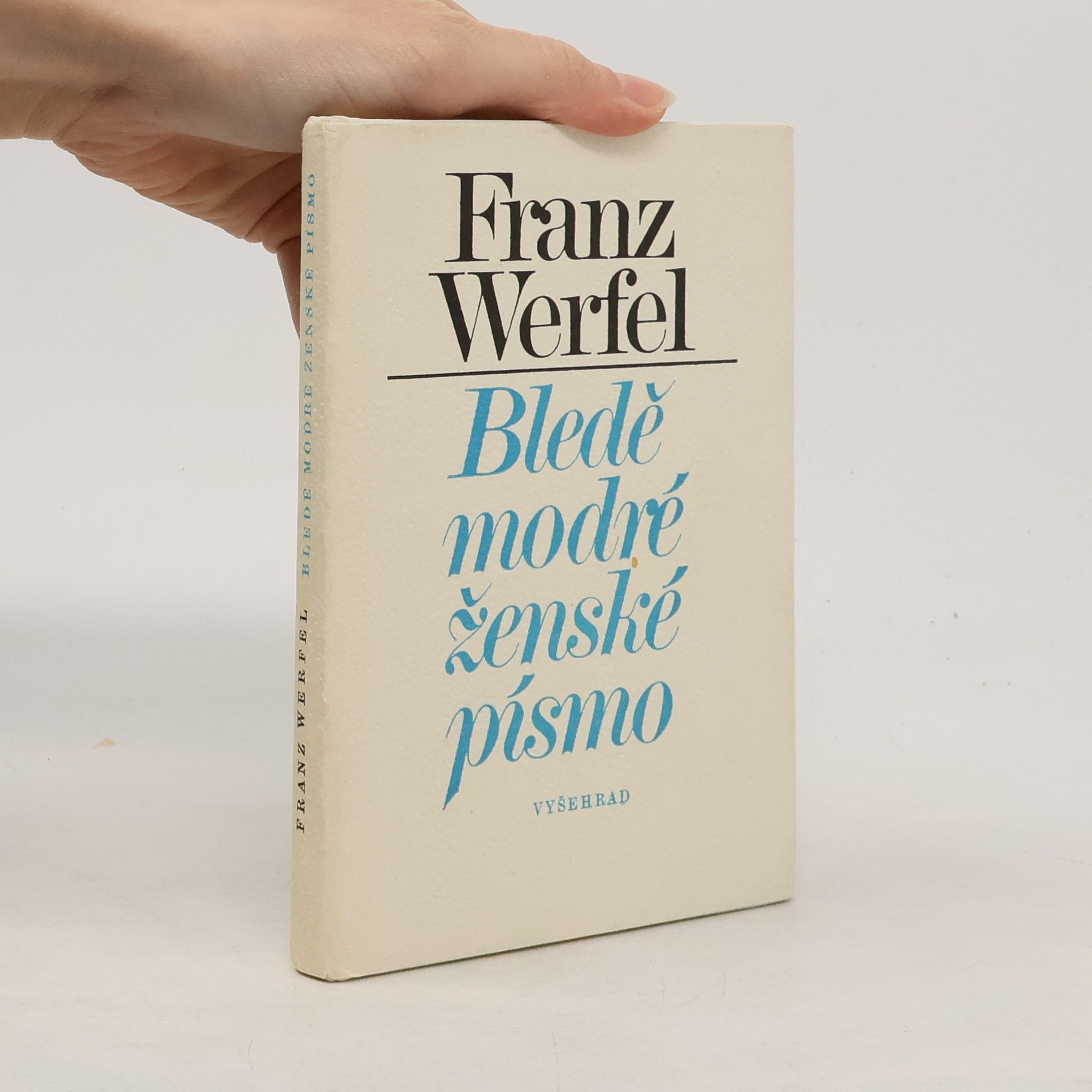 Bledě modré ženské písmo