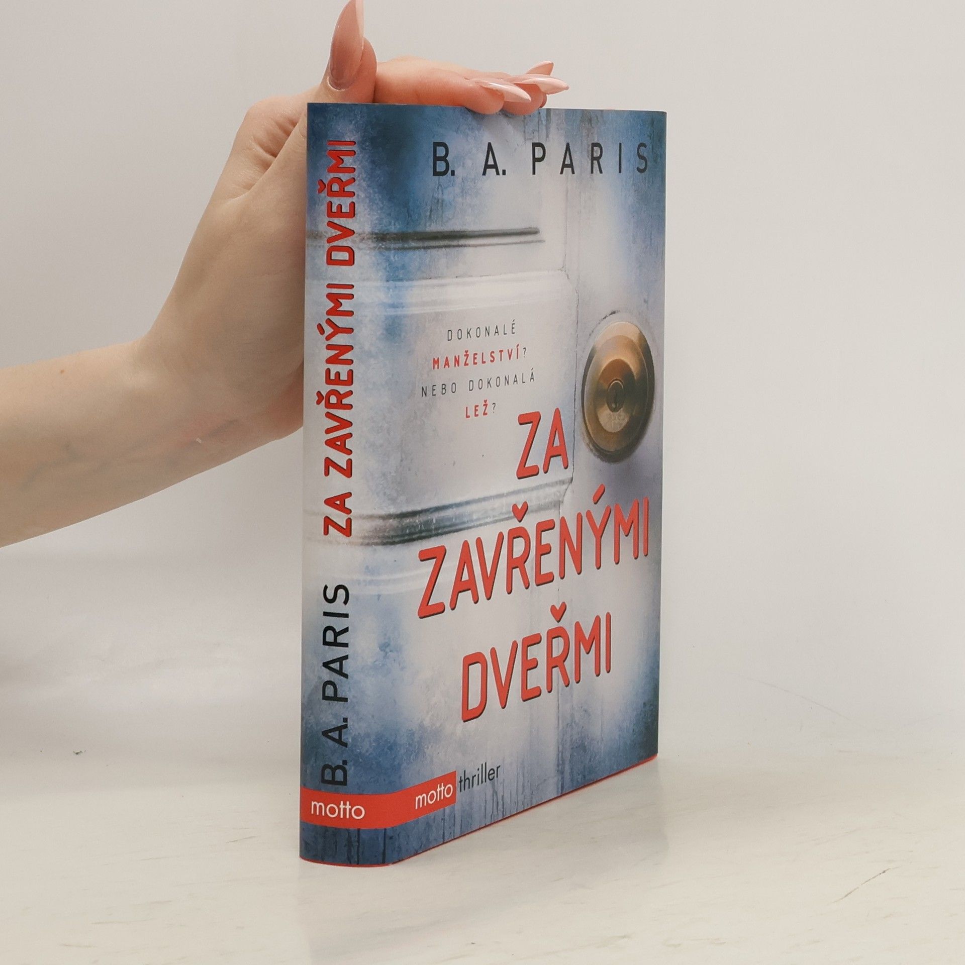 B.A. Paris Za zavřenými dveřmi