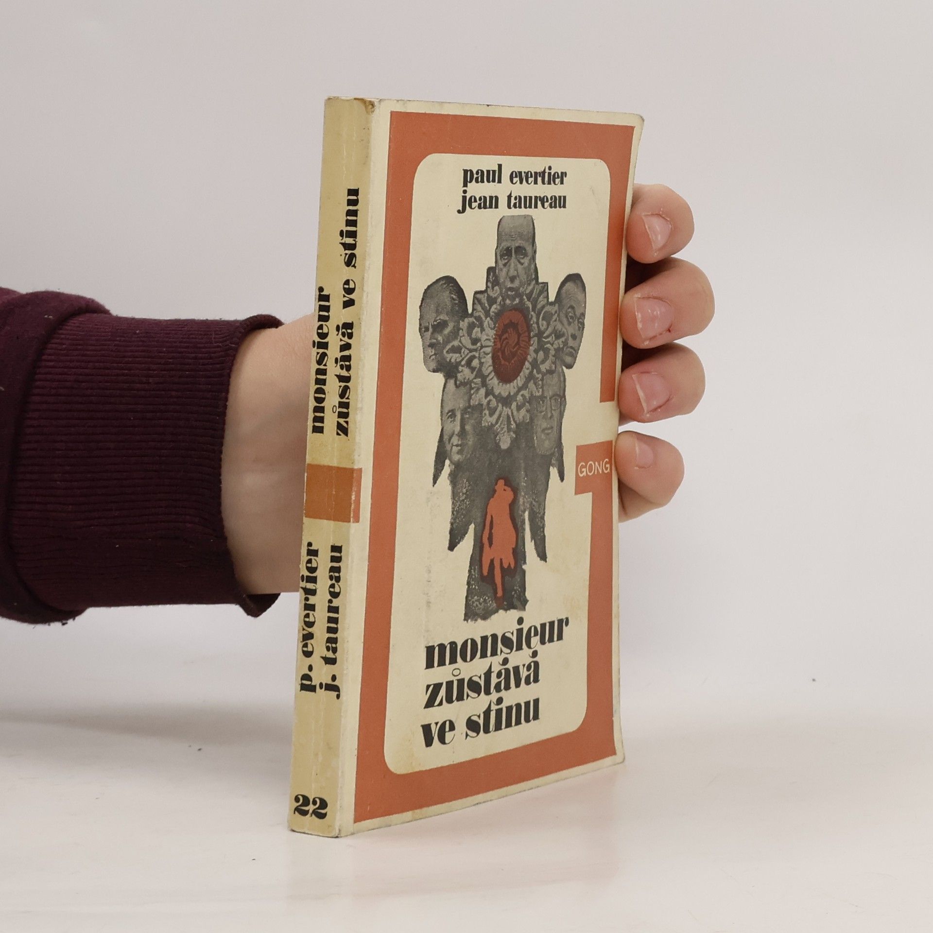 Monsieur zůstává ve stínu