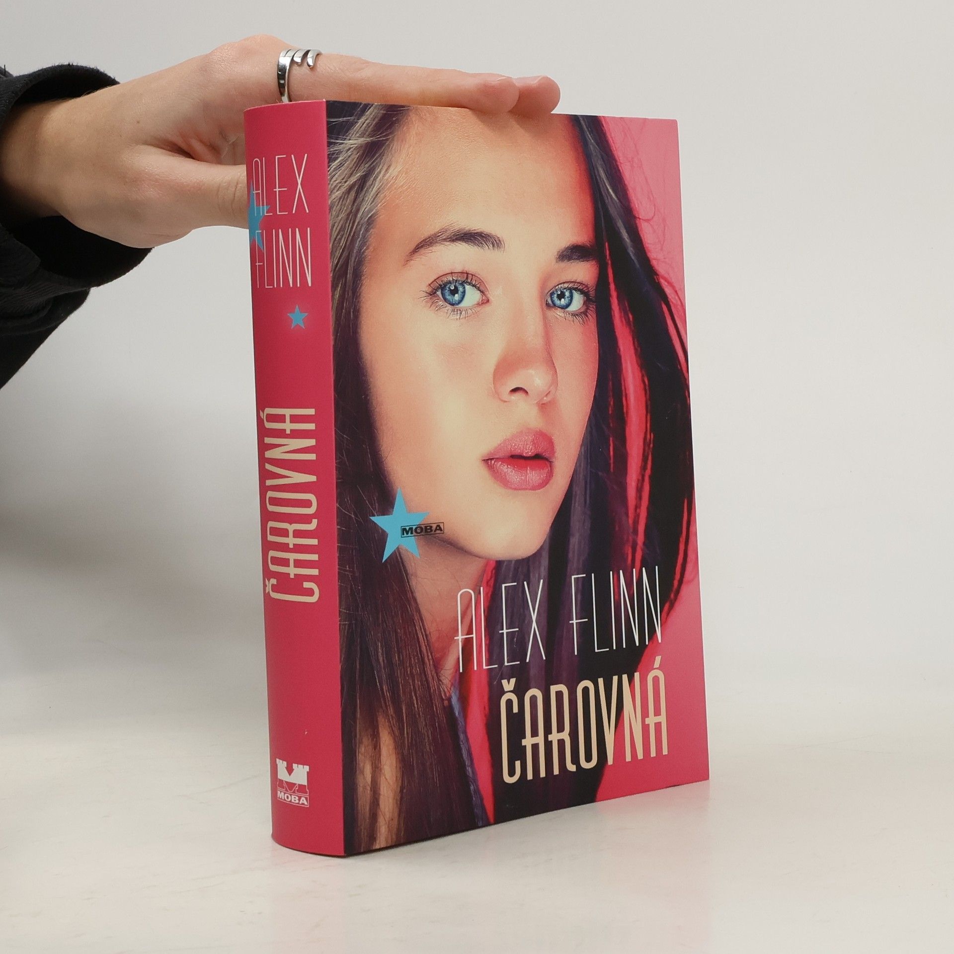 Alex Flinn Čarovná