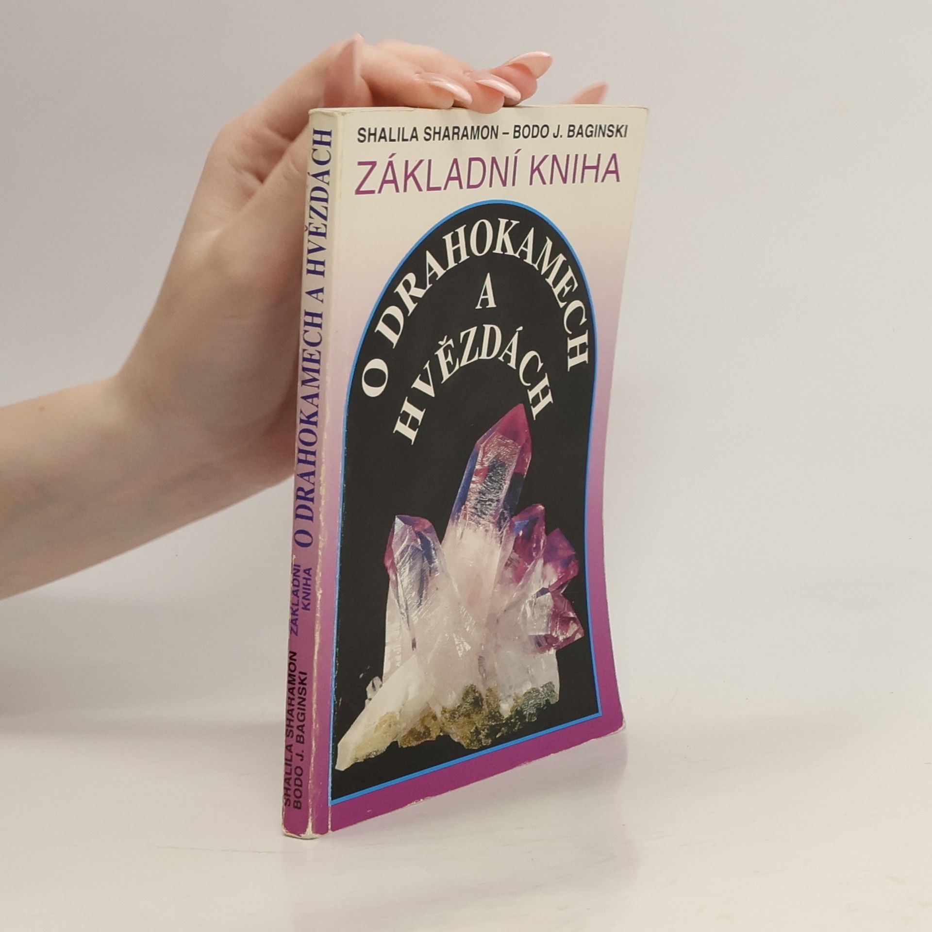 Shalila Sharamon Základní kniha o drahokamech a hvězdách. Tajemné síly drahých kamenů a jejich vztah k dvanácti znamením zvěrokruhu