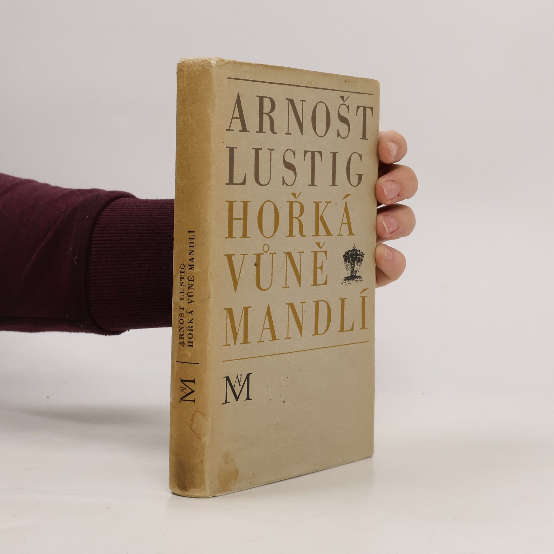 Hořká vůně mandlí