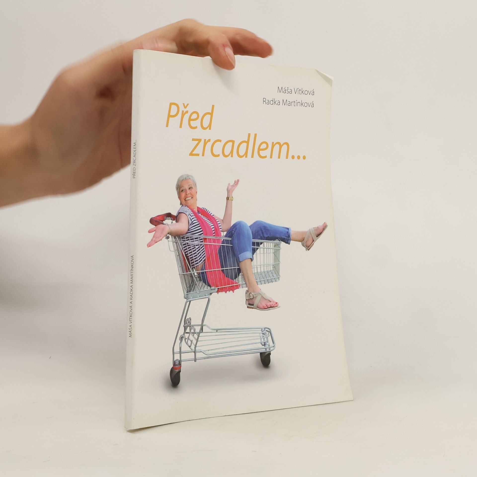 Máša Vítková Před zrcadlem...