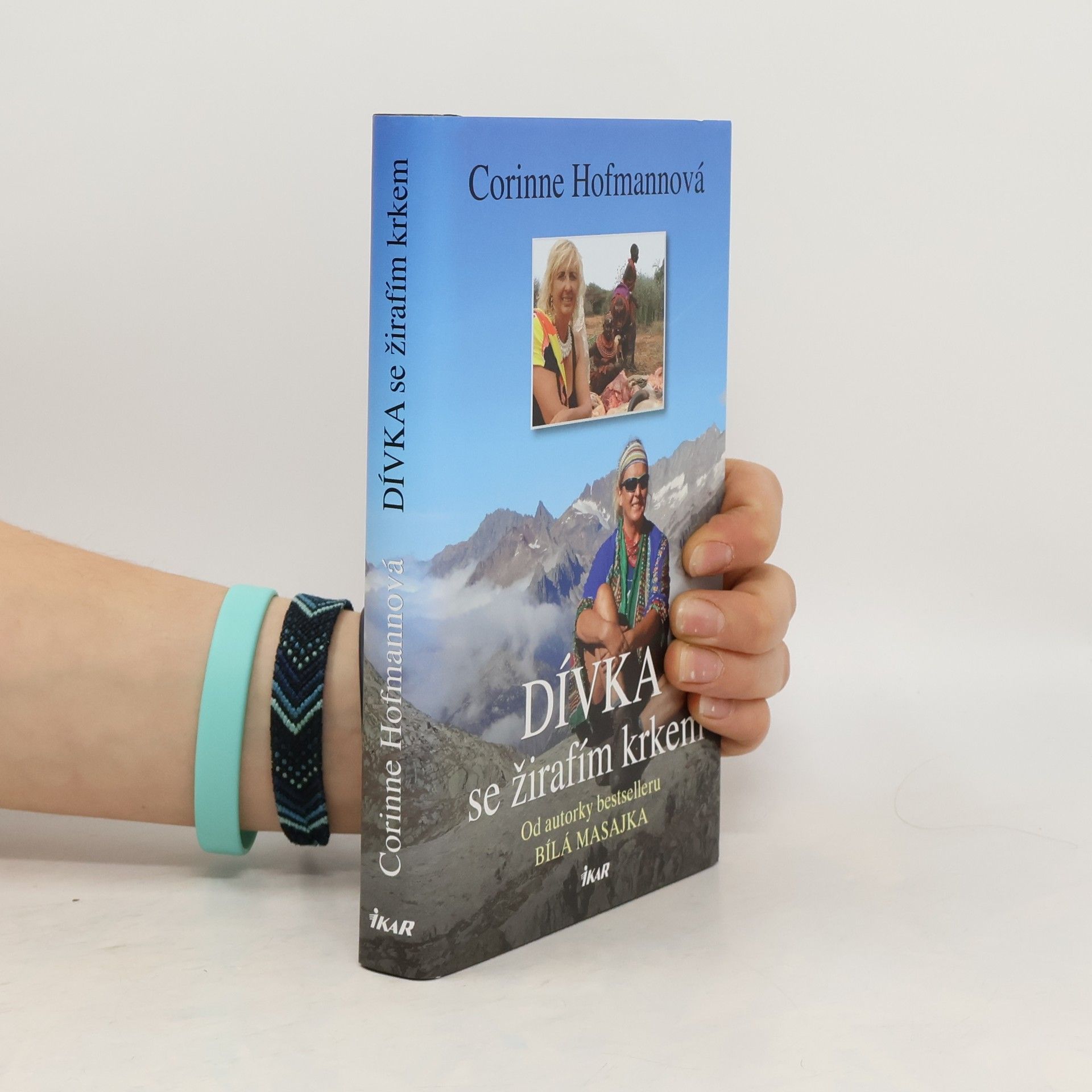 Dívka se žirafím krkem