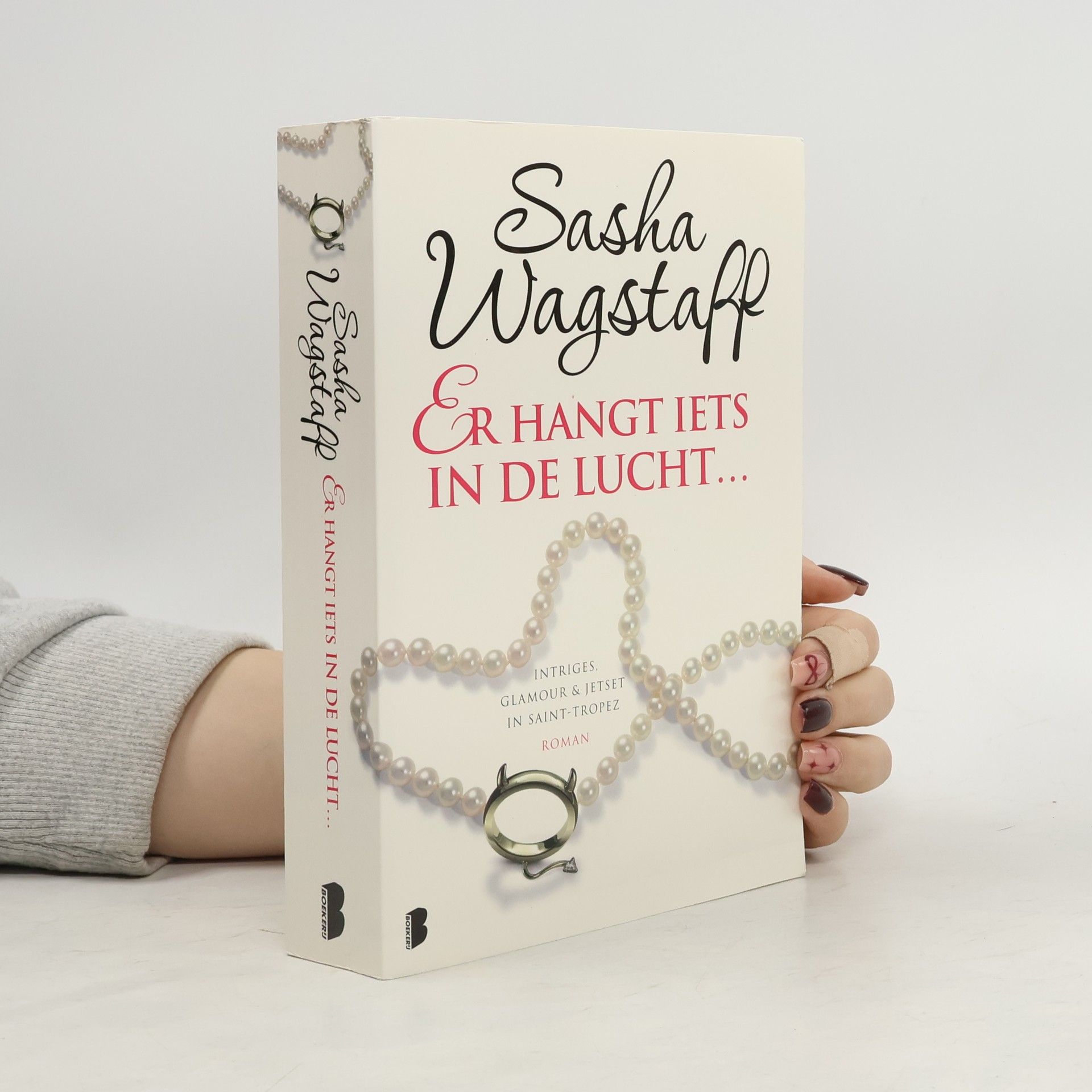 Mireille Vroege Er hangt iets in de lucht...