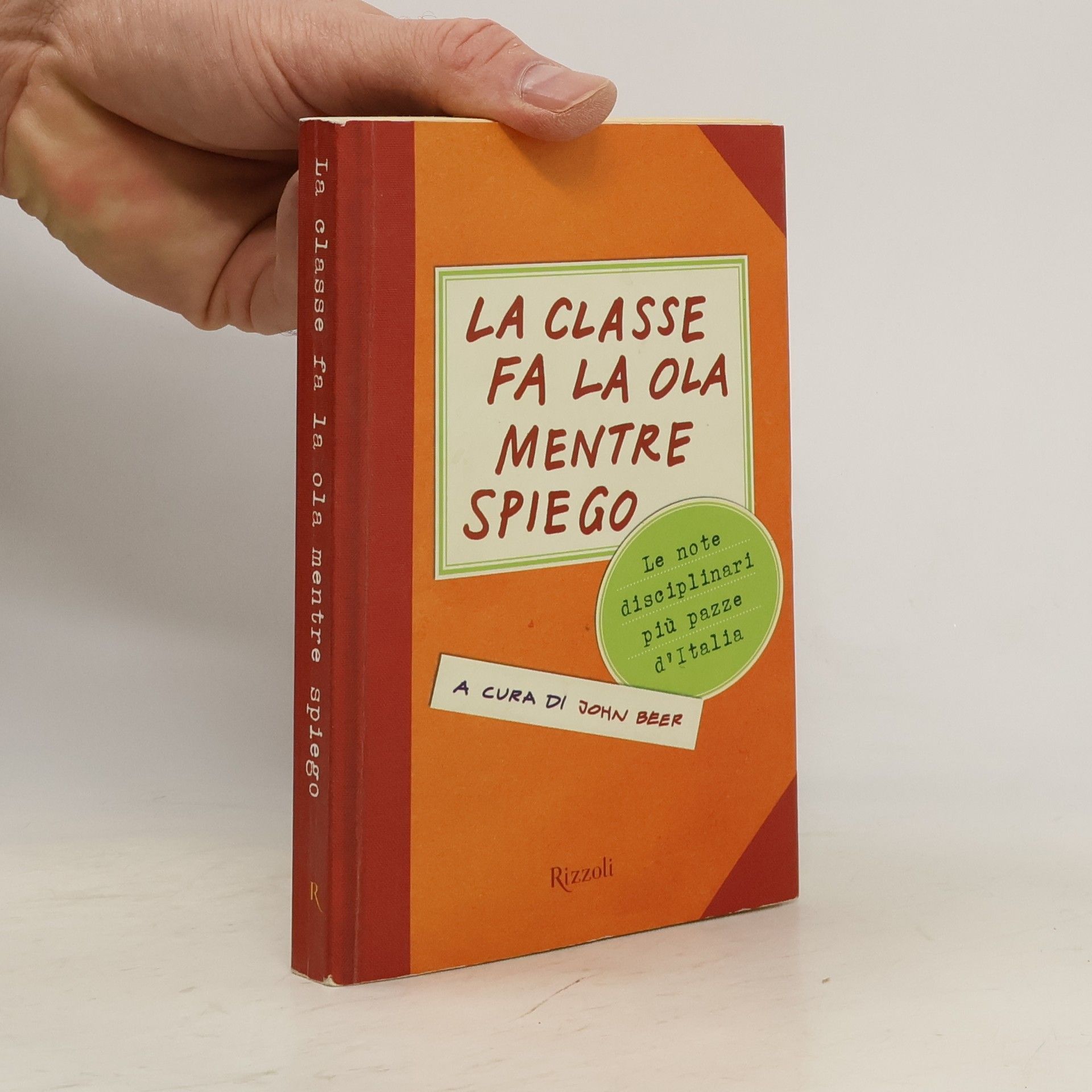 La classe fa la ola mentre spiego. Le note disciplinari più pazze d'Italia