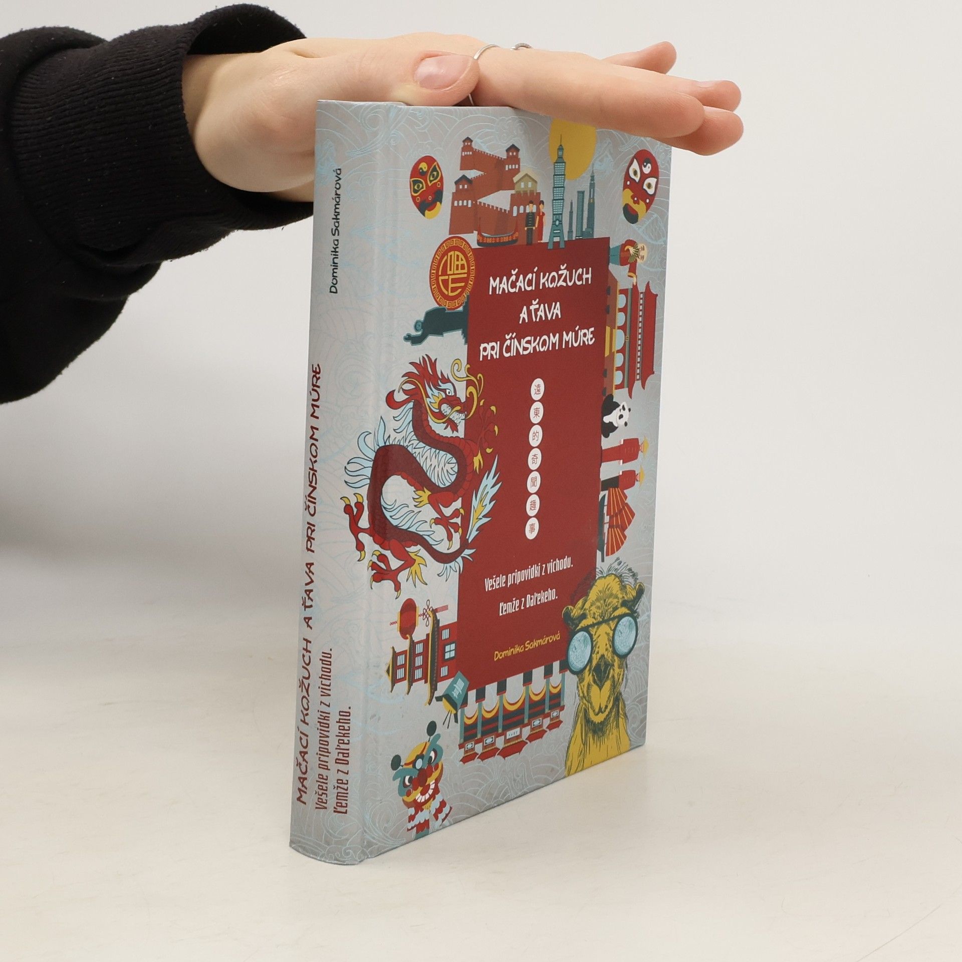 Dominika Sakmárová Mačací kožuch a ťava pri Čínskom múre