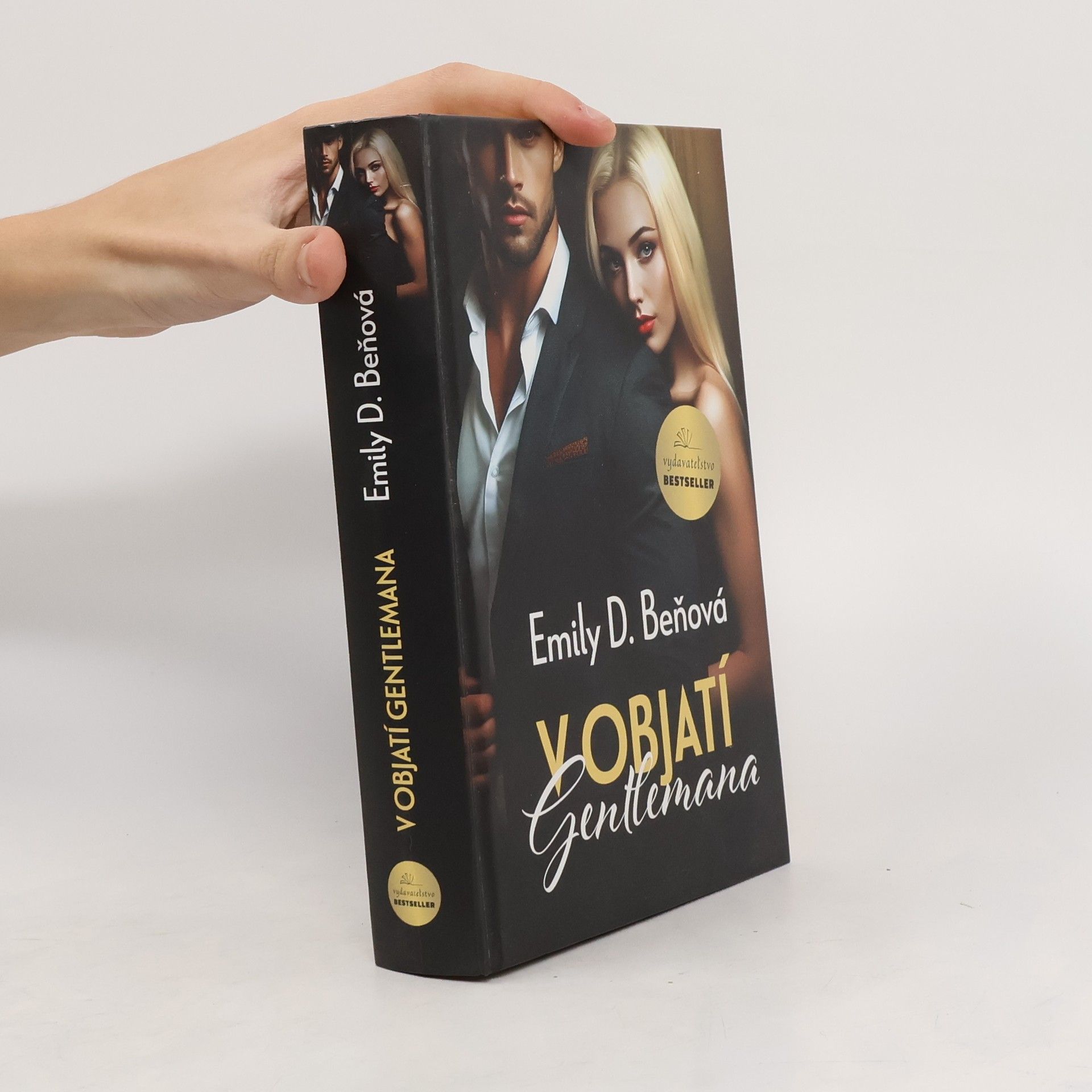 V objatí gentlemana