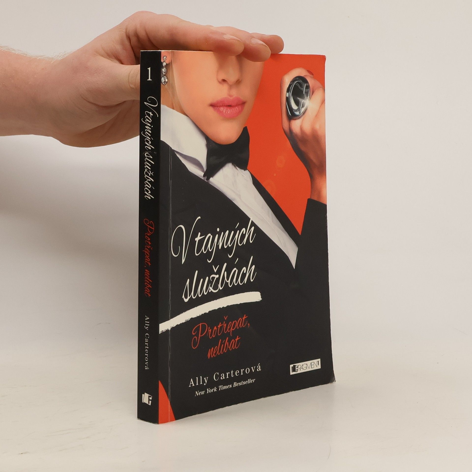 Ally Carter V tajných službách. Protřepat, nelíbat