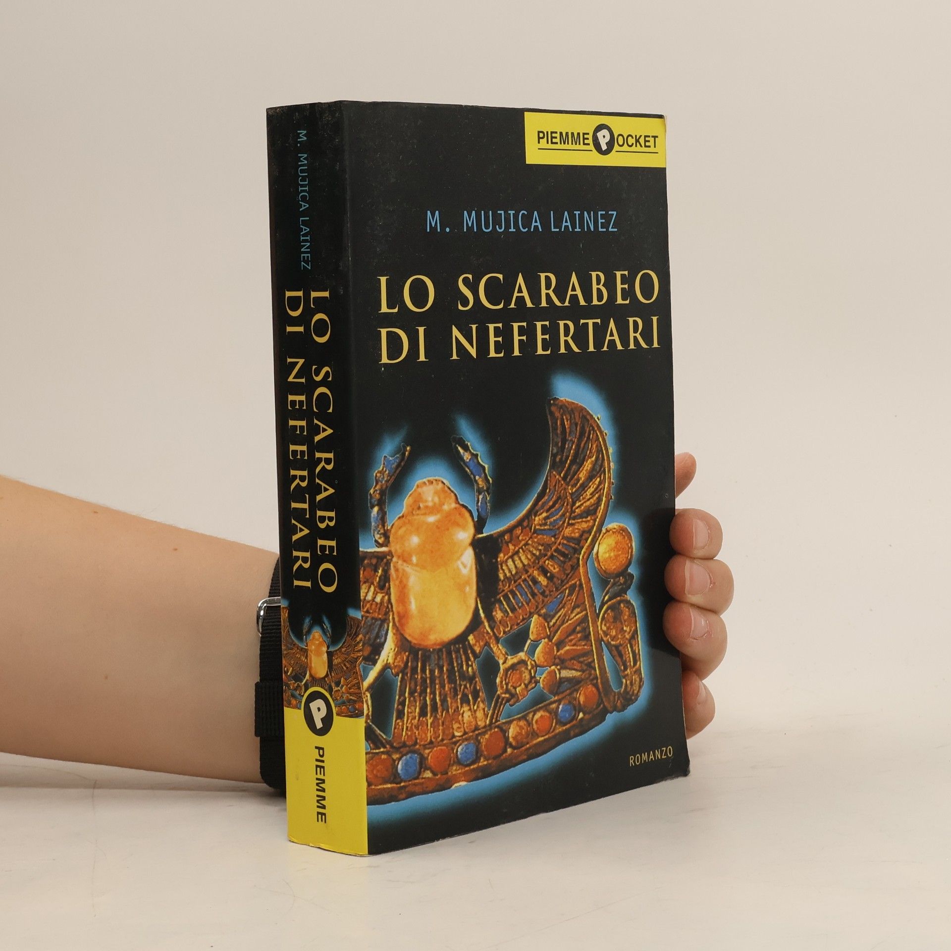 Manuel Mujica Láinez Lo scarabeo de Nefertari