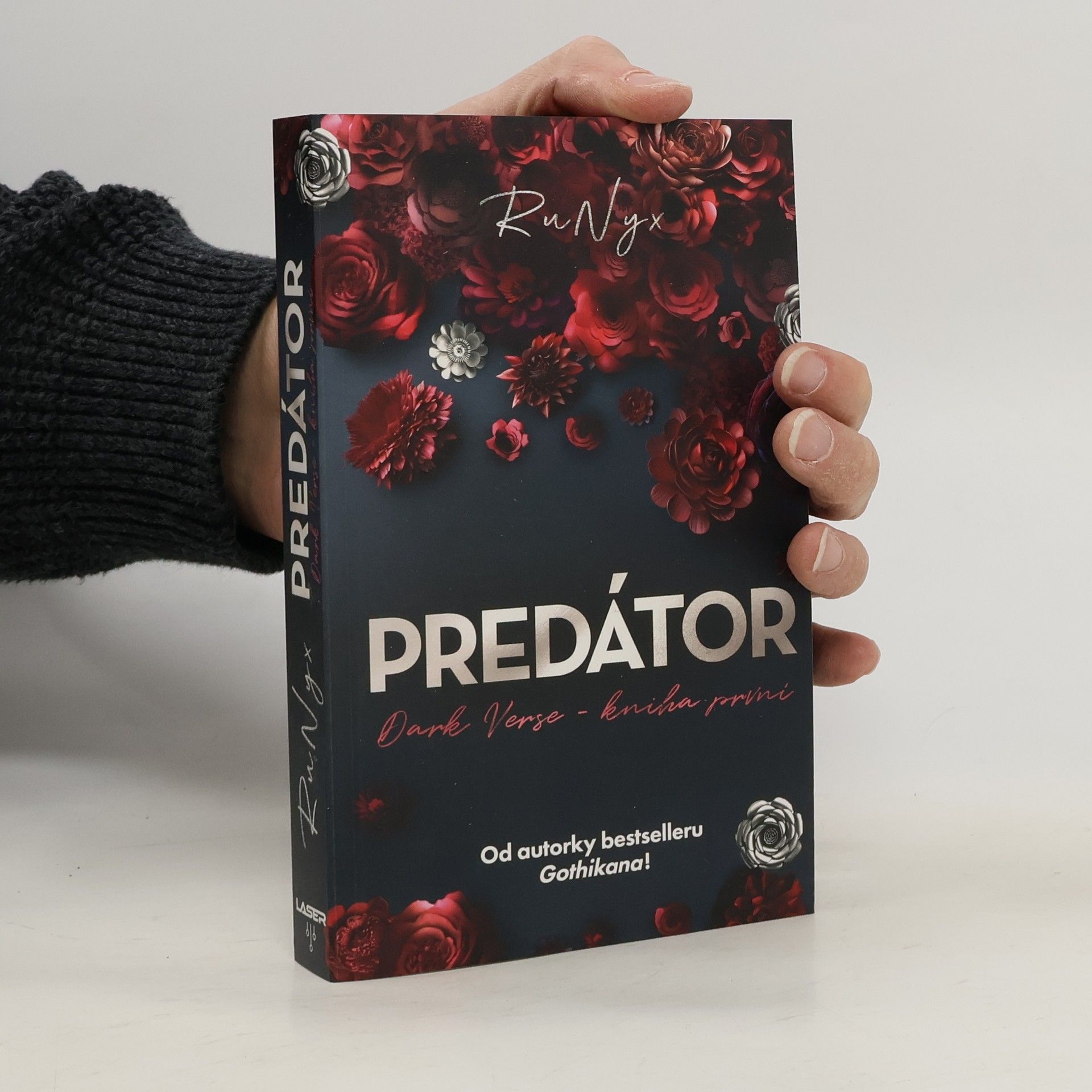 Dark Verse. Kniha první, Predátor