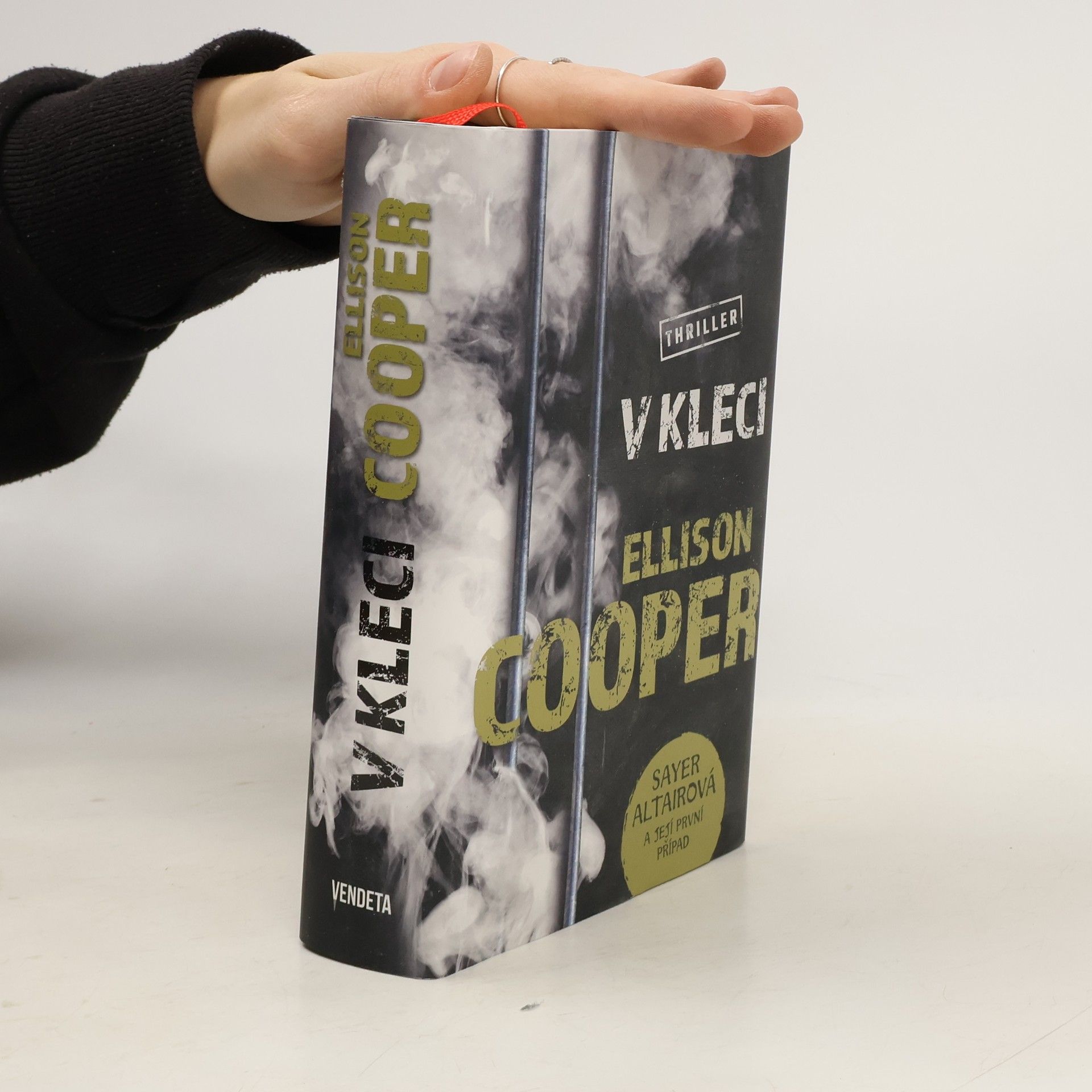 Ellison Cooper V kleci