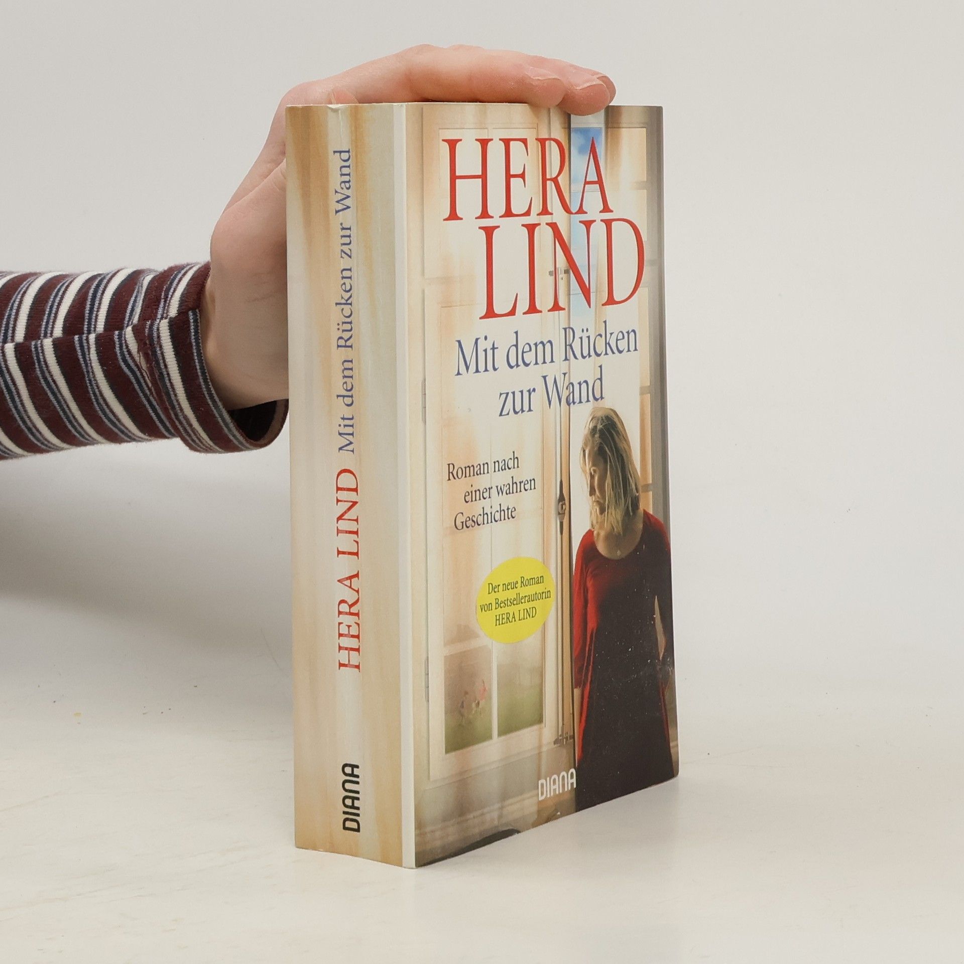 Mit dem Rücken zur Wand