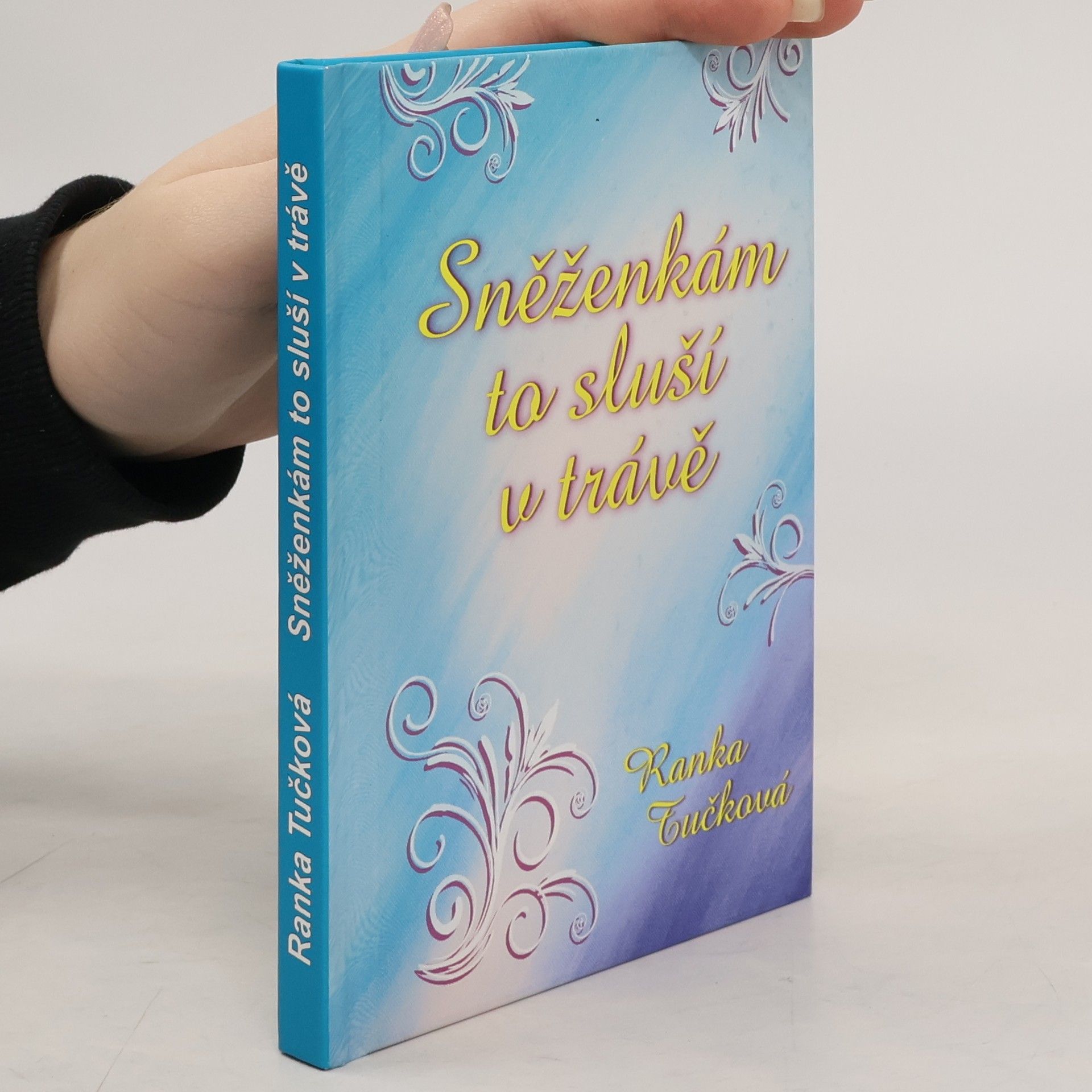 Sněženkám to sluší v trávě