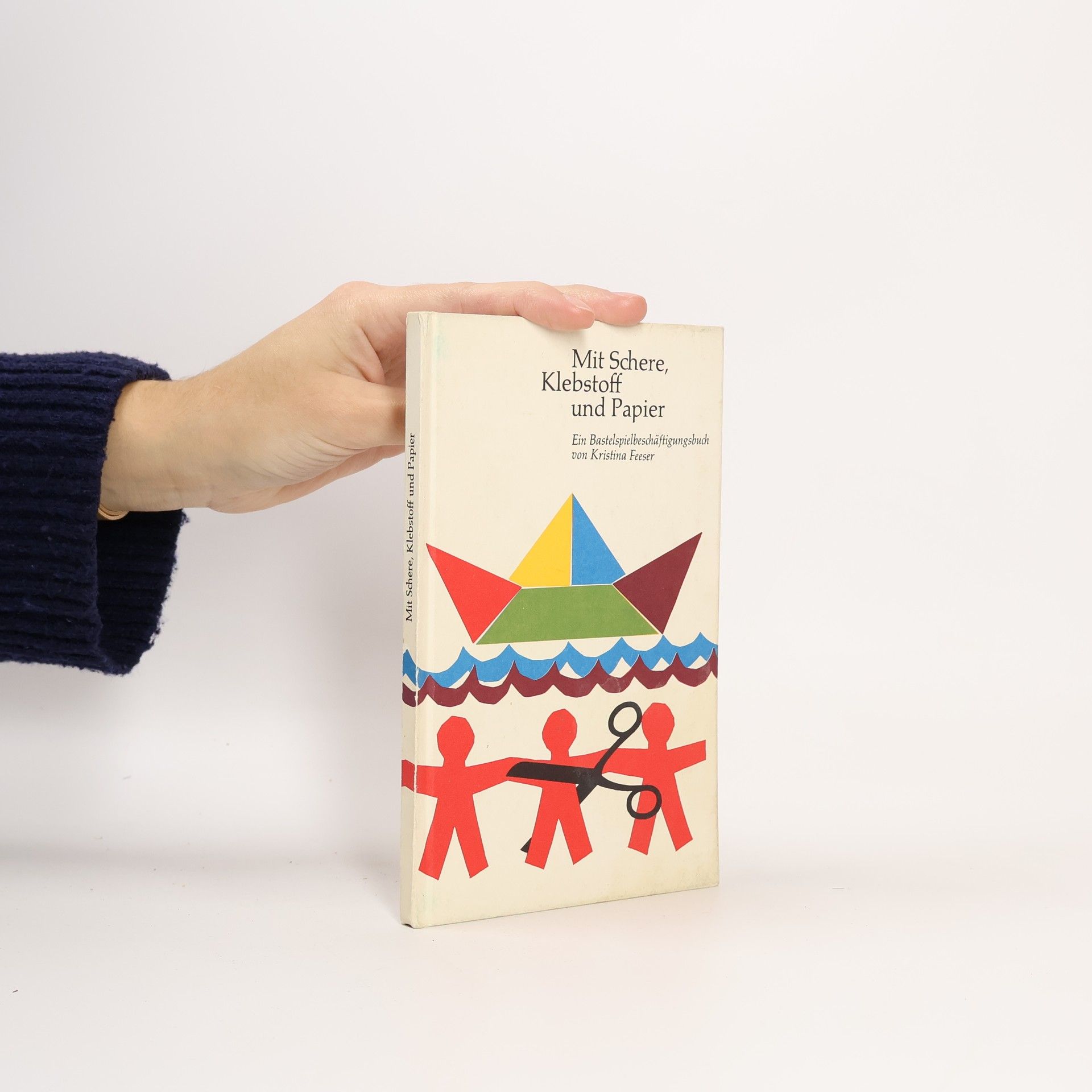 Mit Schere, Klebstoff und Papier