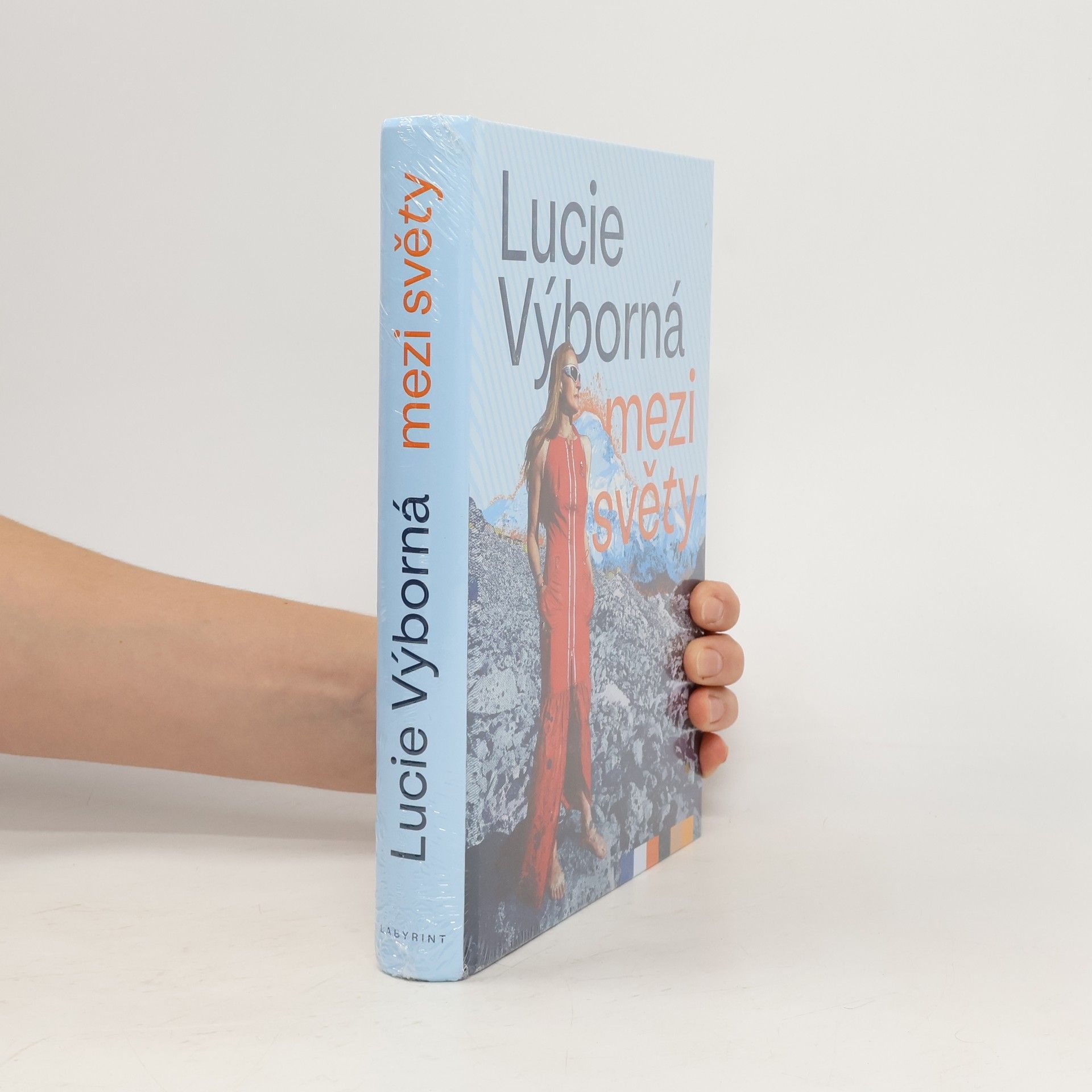 Lucie Výborná Mezi světy
