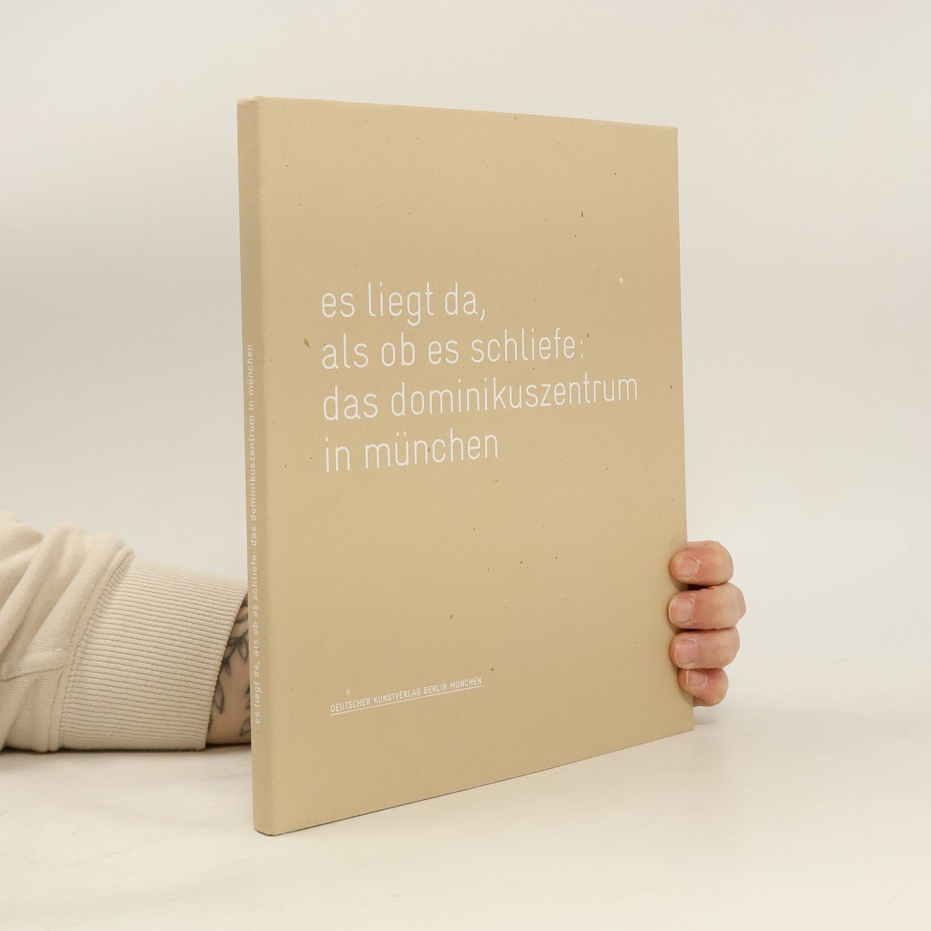 Es liegt da, als ob es schliefe: das Dominikuszentrum in München