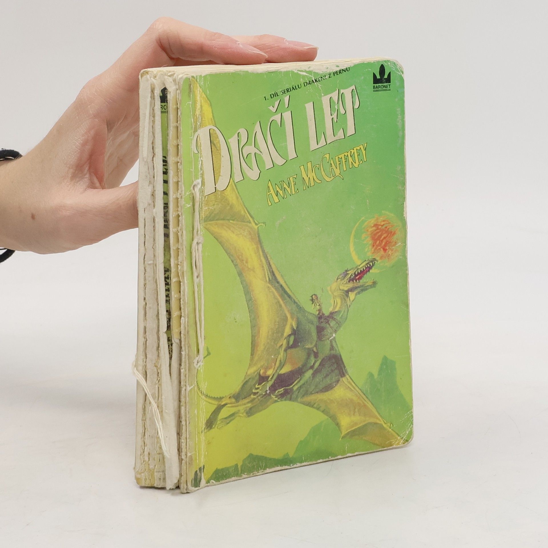 Anne McCaffrey Drakeni z Pernu 1. Dračí let