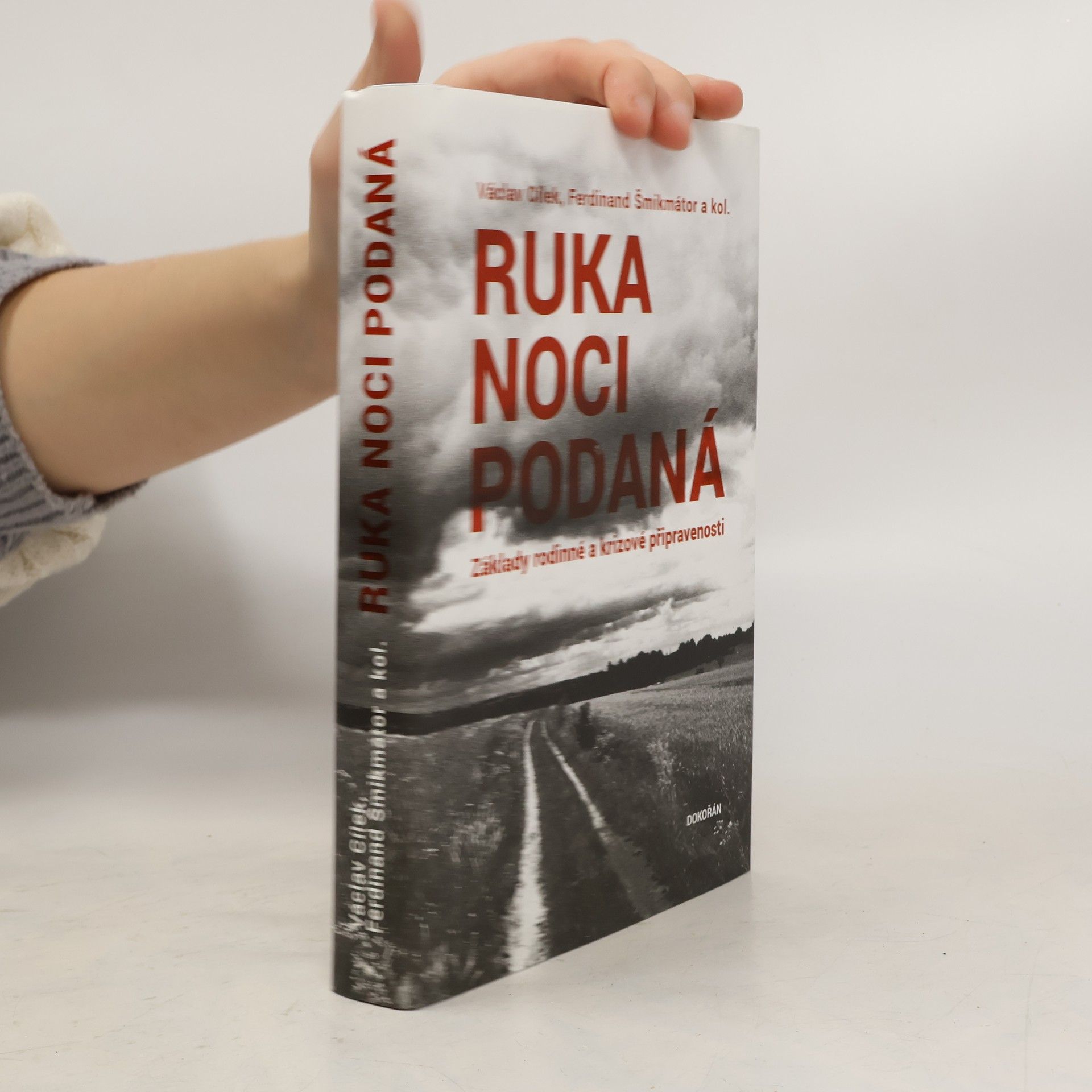 Václav Cílek Ruka noci podaná. Základy rodinné a krizové připravenosti