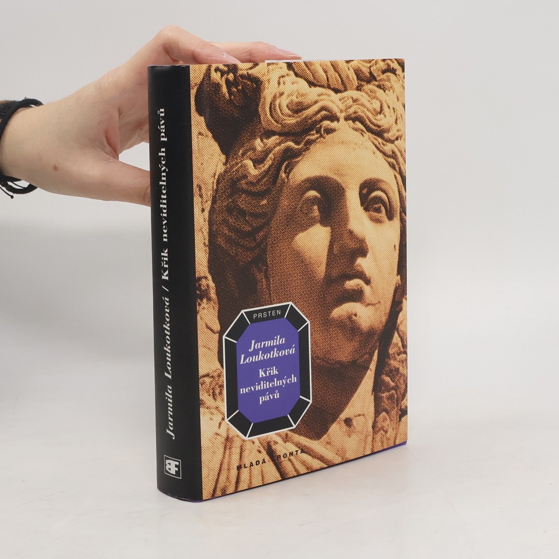 Křik neviditelných pávů