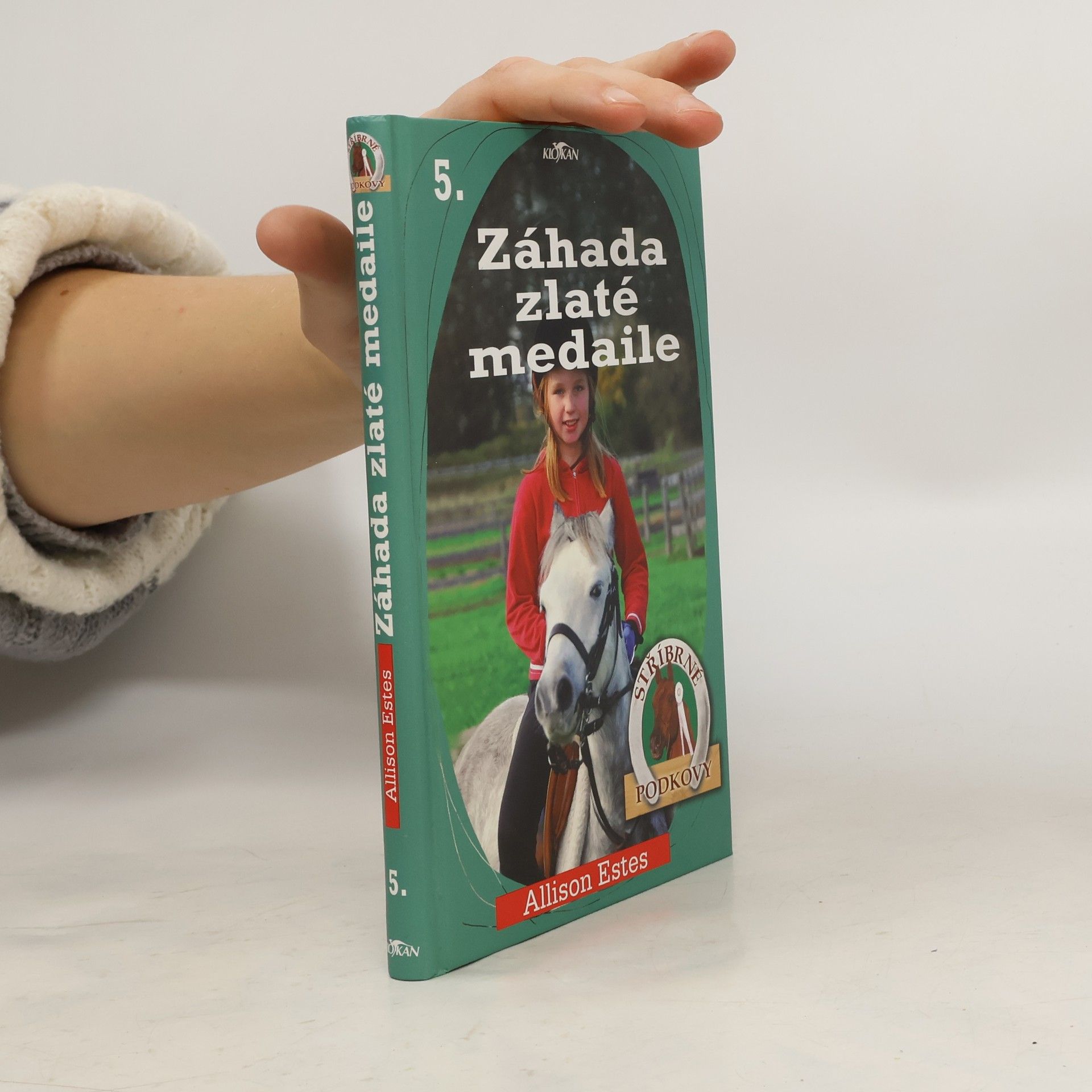 Allison Estes Stříbrné podkovy. 5, Záhada zlaté medaile