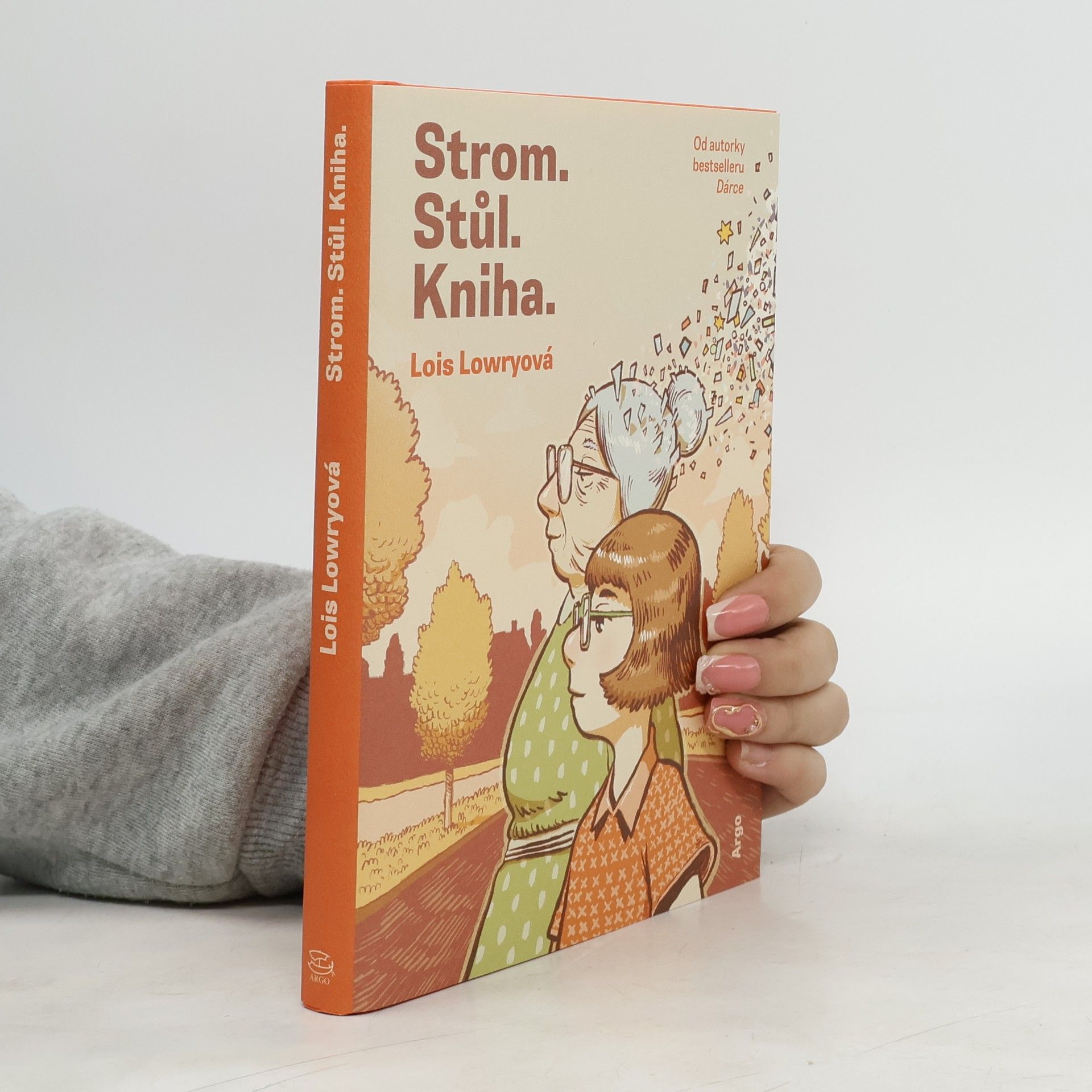 Lois Lowry Strom. Stůl. Kniha.